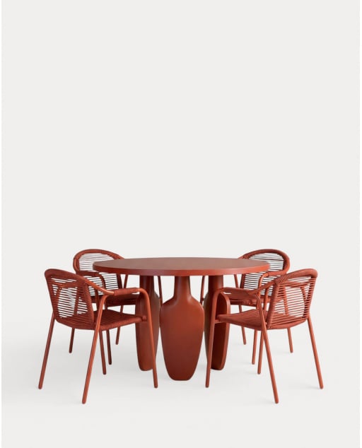 Set Tavolo Rotondo in Cemento Ylena (Ø120 cm) e 4 Sedie da Esterno con Braccioli in Metallo e Corda Murna - Rosso Brick