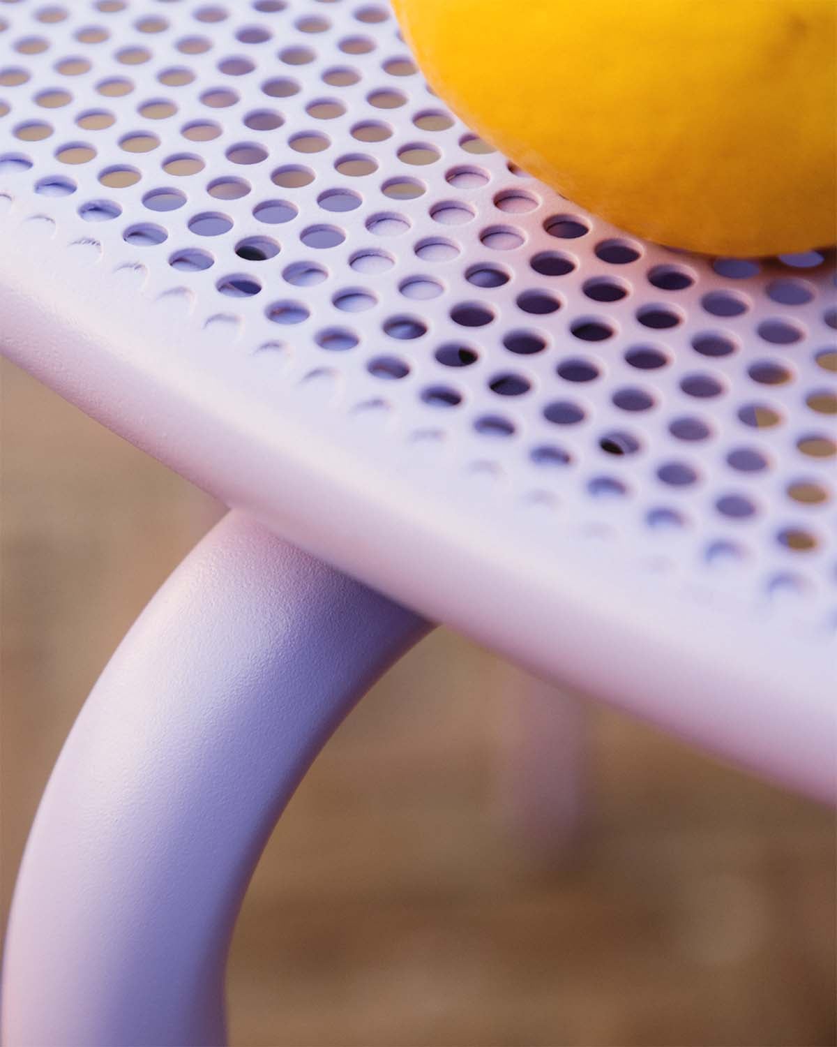 Set da Esterno composto da Tavolo Rotondo (Ø110 cm) e 4 Sedie con Braccioli in Metallo Dorothea, immagine della galleria 6