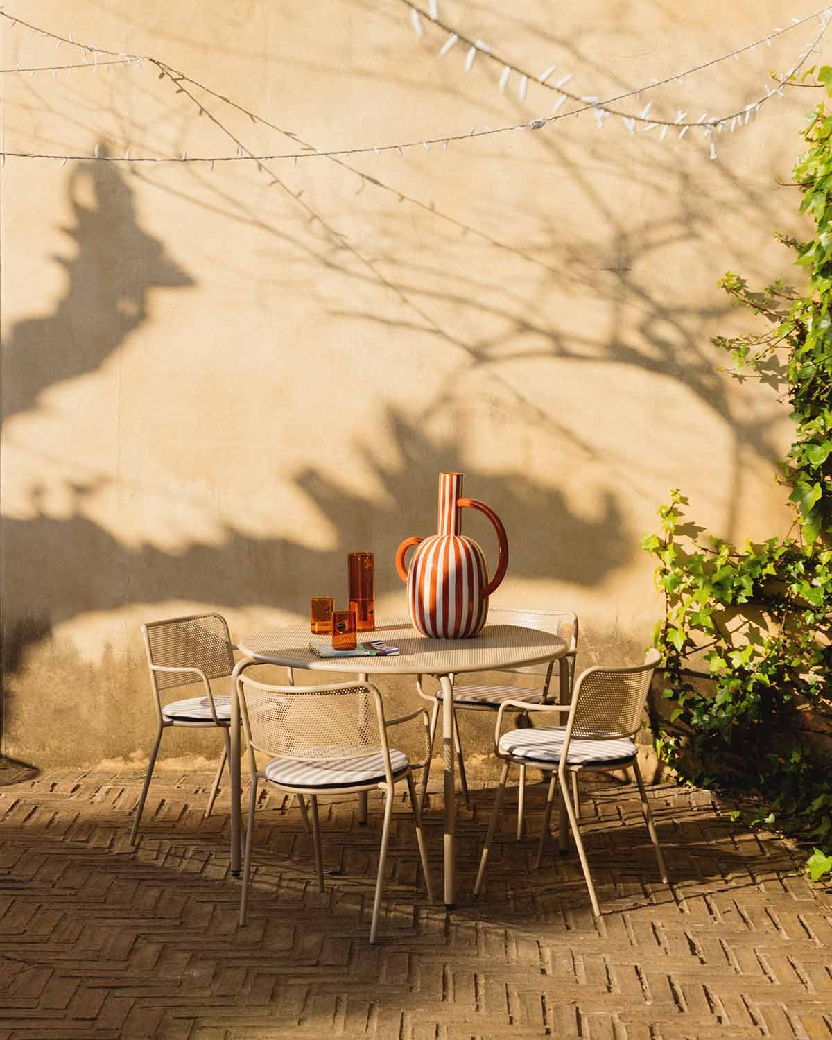 Set da Esterno composto da Tavolo Rotondo (Ø110 cm) e 4 Sedie con Braccioli in Metallo Dorothea, immagine della galleria 2