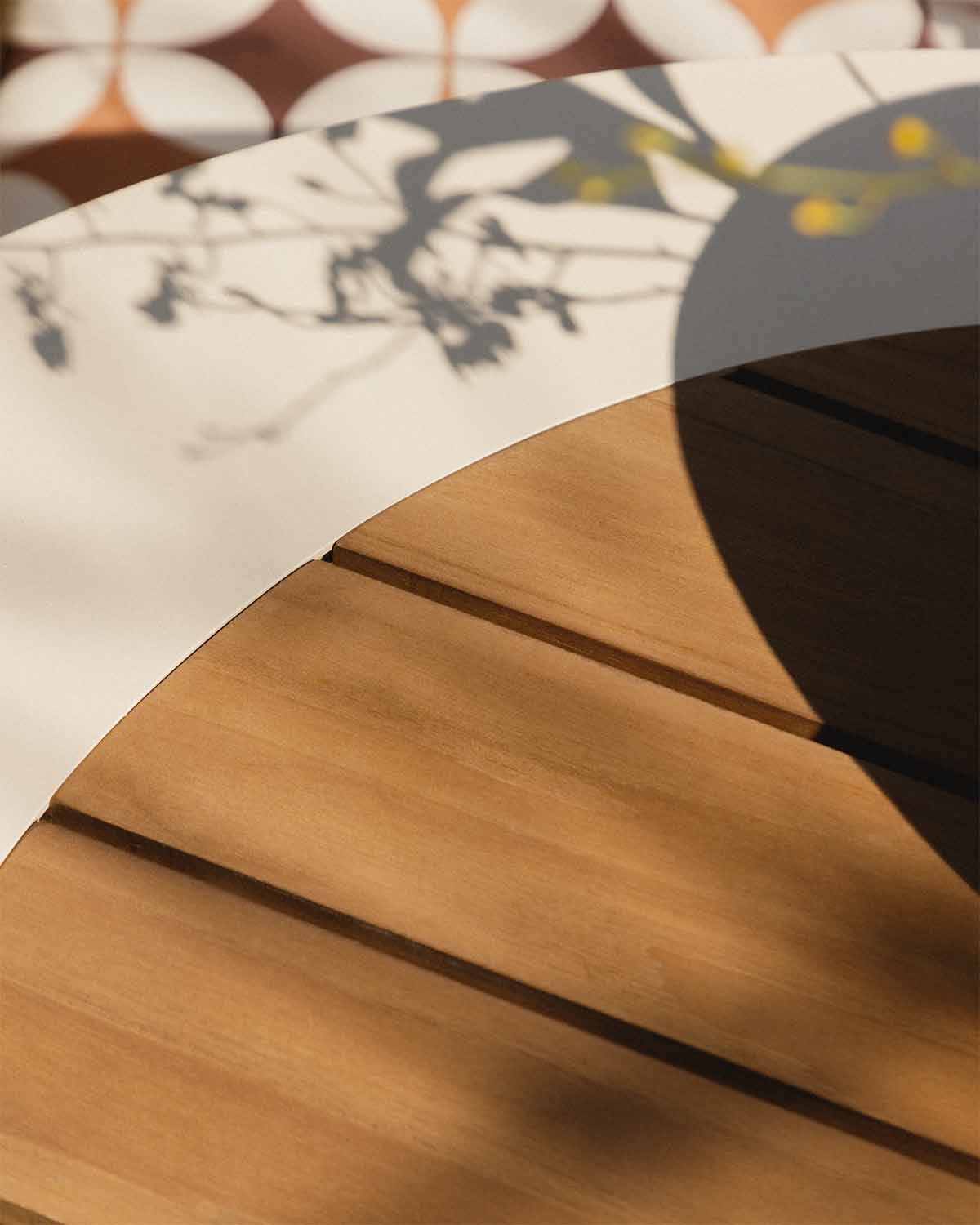 Tavolo da Esterno Rotondo in Metallo e Legno di Teak (Ø110 cm) Lirae, immagine della galleria 3