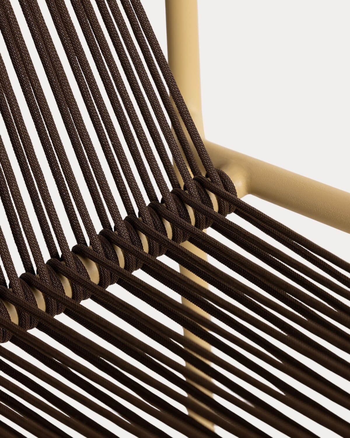 Set Tavolo Alto Rotondo (Ø70 cm) Nouli e 2 Sgabelli Alti in Metallo (75 cm) Mayailer per Uso Esterno, immagine della galleria 5