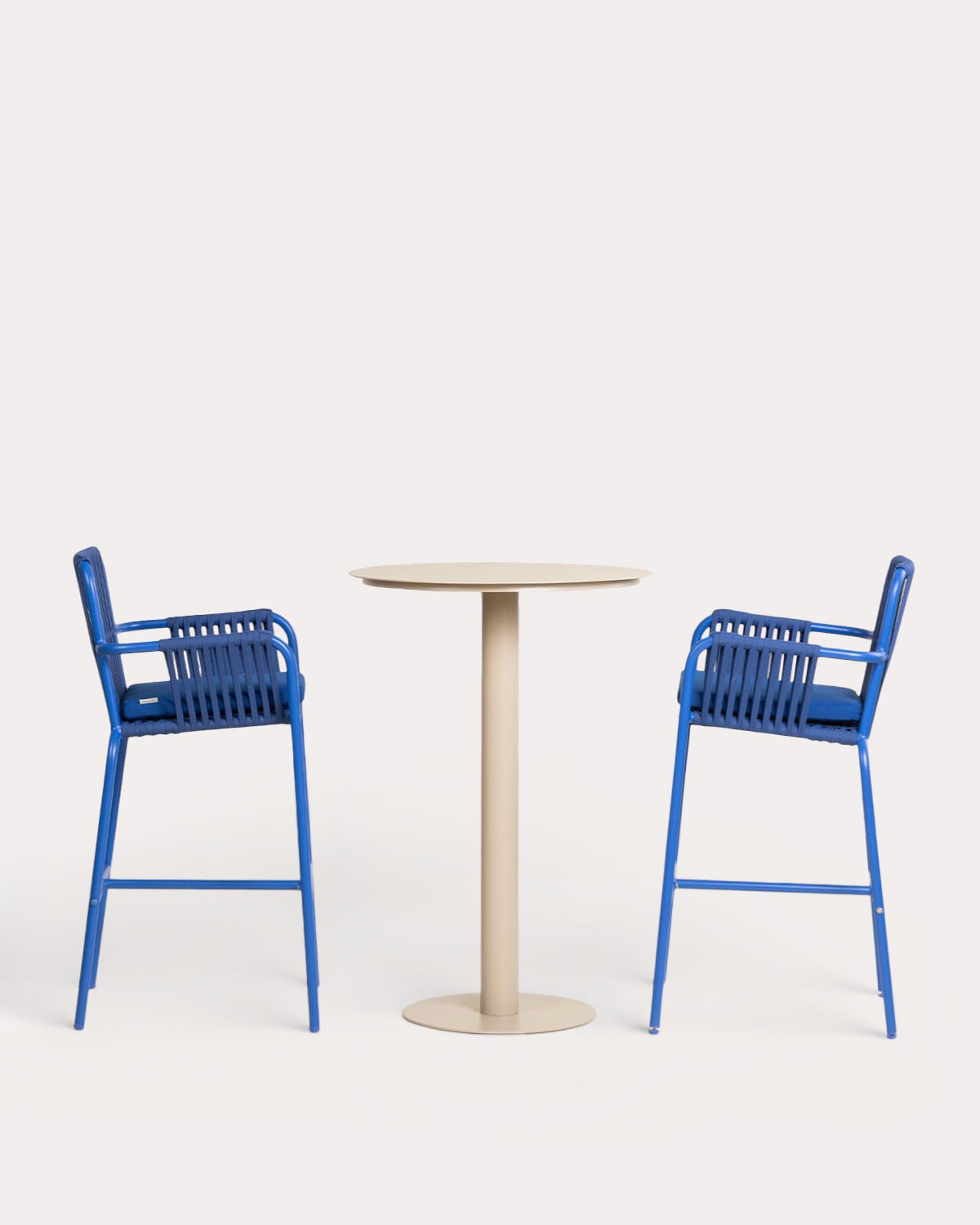 Set Tavolo Alto Rotondo (Ø70 cm) Banon e 2 Sgabelli Alti in Alluminio (74 cm) Drian per Esterno, immagine della galleria 2