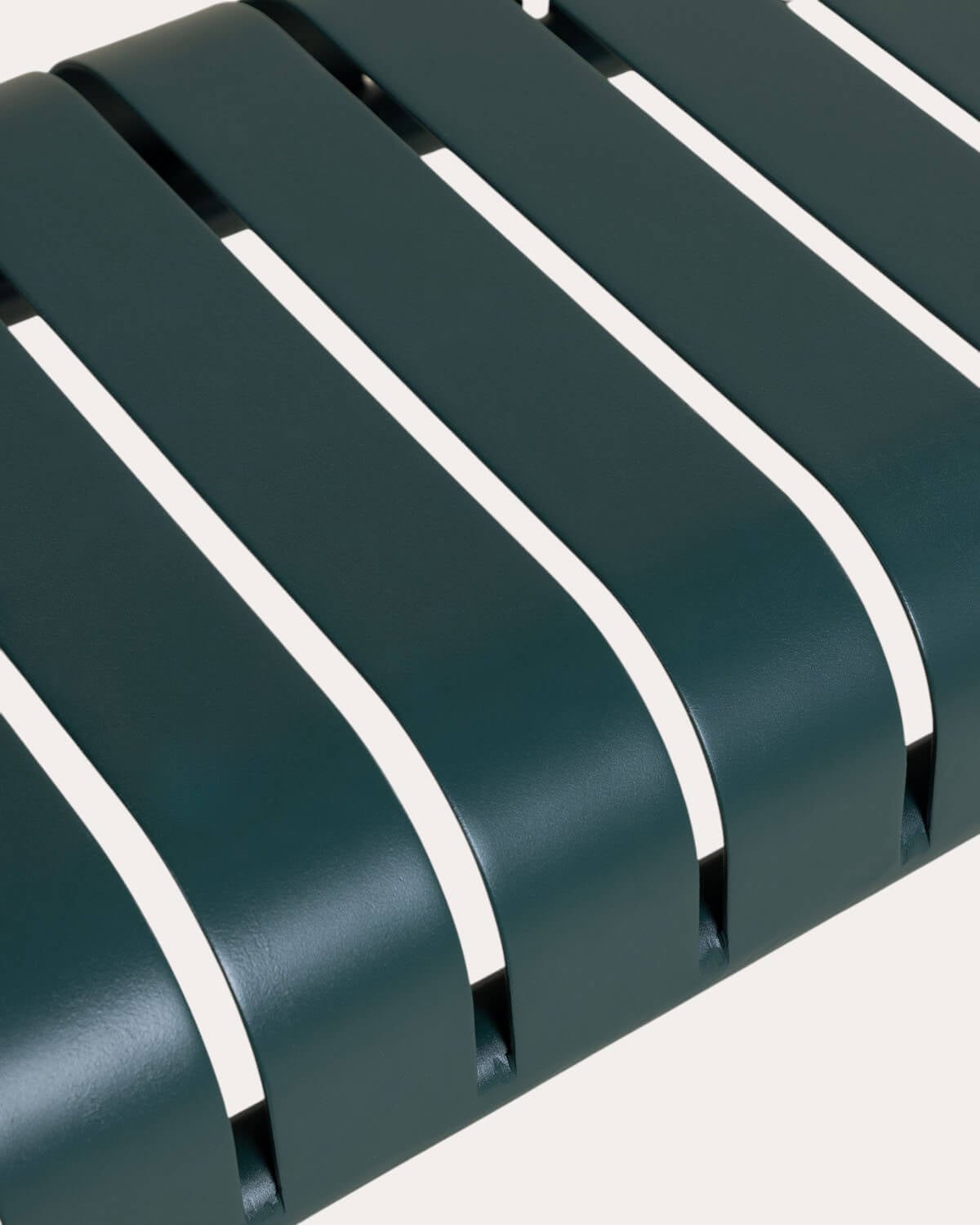 Set da Esterno composto da Tavolo Rettangolare (130x80 cm) e 2 Panchine in Metallo Tavo, immagine della galleria 5