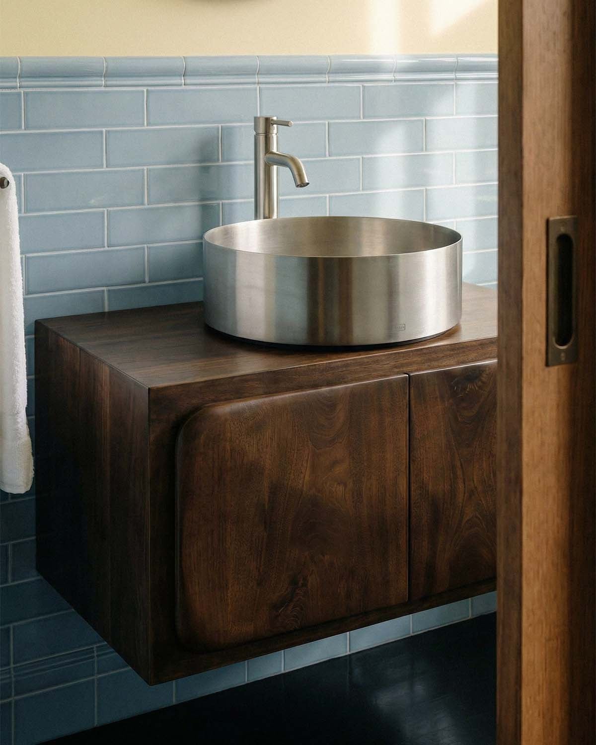 Mobiletto da Bagno a Parete con 2 ante in Legno di Mango Orleans, immagine della galleria 3