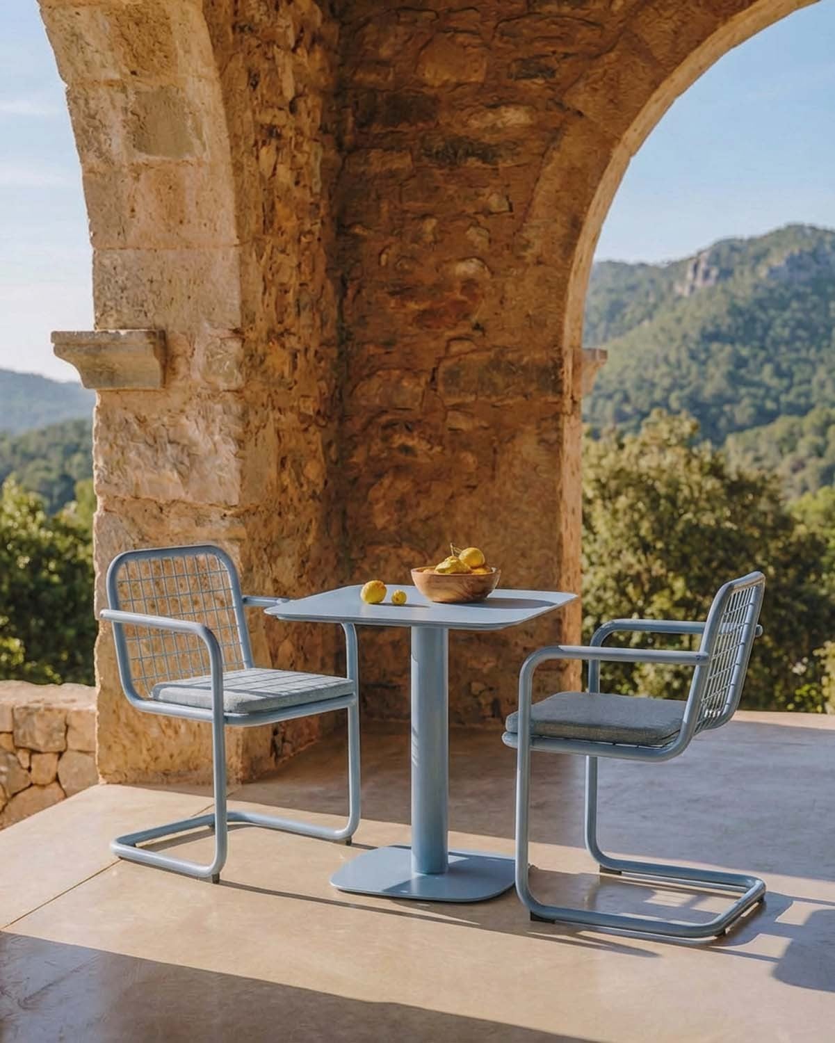 Set Tavolo Quadrato (70x70 cm) Zoilo e 2 Sedie da Esterno in Metallo con Braccioli Biaritz, immagine della galleria 2