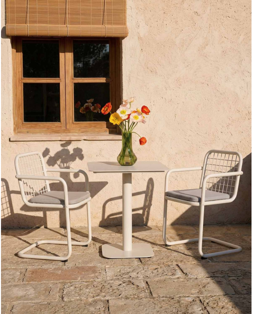 Set Tavolo Quadrato (70x70 cm) Zoilo e 2 Sedie da Esterno in Metallo con Braccioli Biaritz