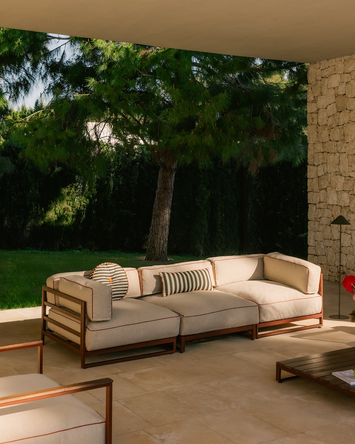 Divano da Giardino Modulare a 3 Pezzi con 2 Moduli Angolari e Modulo Centrale in Metallo e Tessuto Kristen, immagine della galleria 2