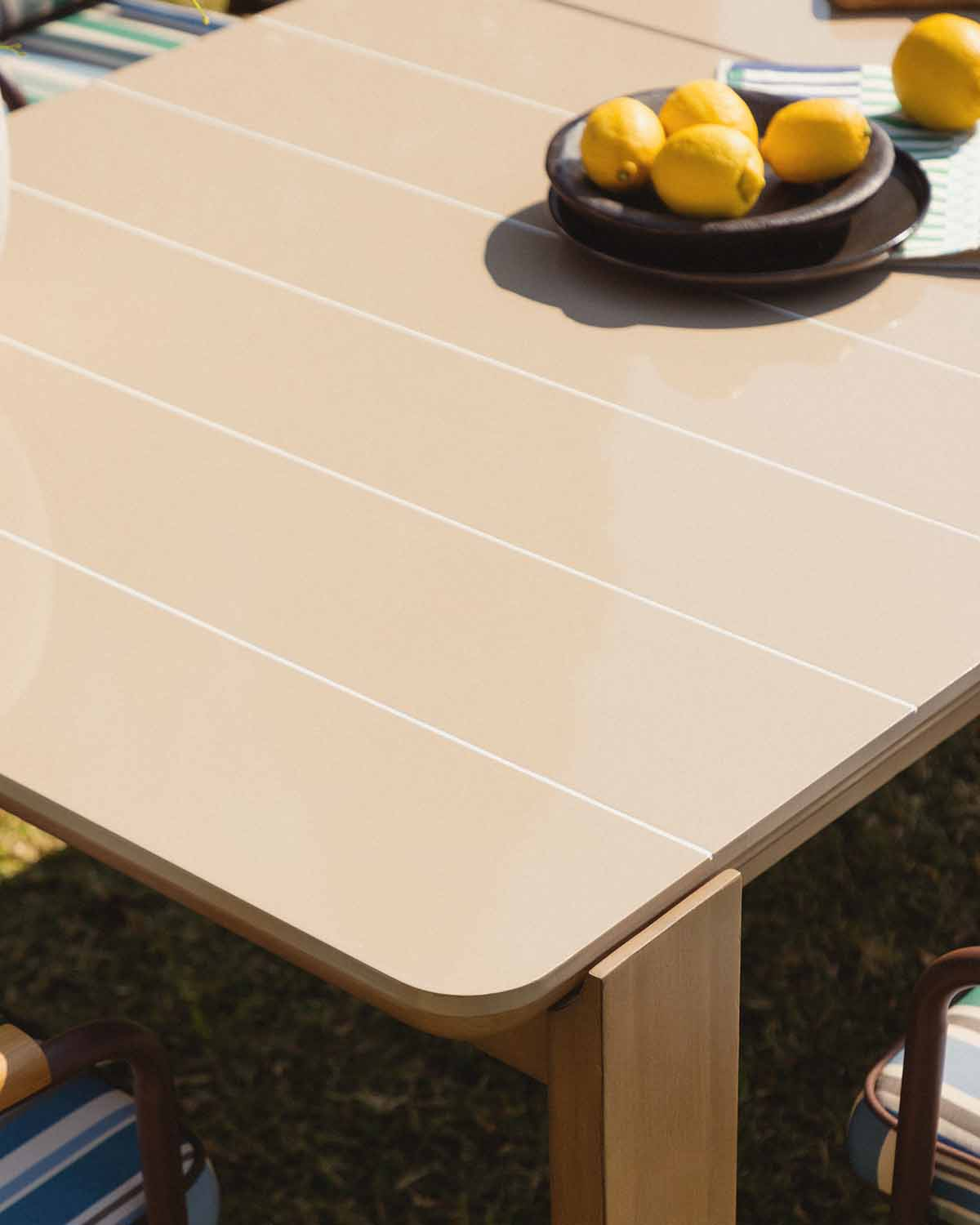 Set Tavolo Rettangolare Estensibile in Legno Ubel (225-330x100 cm) e 10 Sedie da Esterno con Braccioli in Metallo Edimbra, immagine della galleria 3