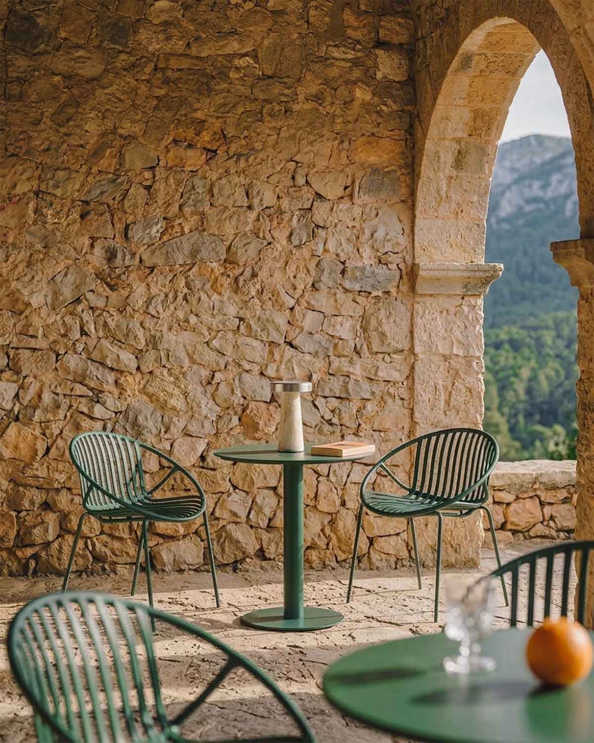 Set Tavolo Rotondo in Metallo Banon (Ø70 cm) e 2 Sedie da Esterno Anier in Polipropilene, immagine della galleria 2
