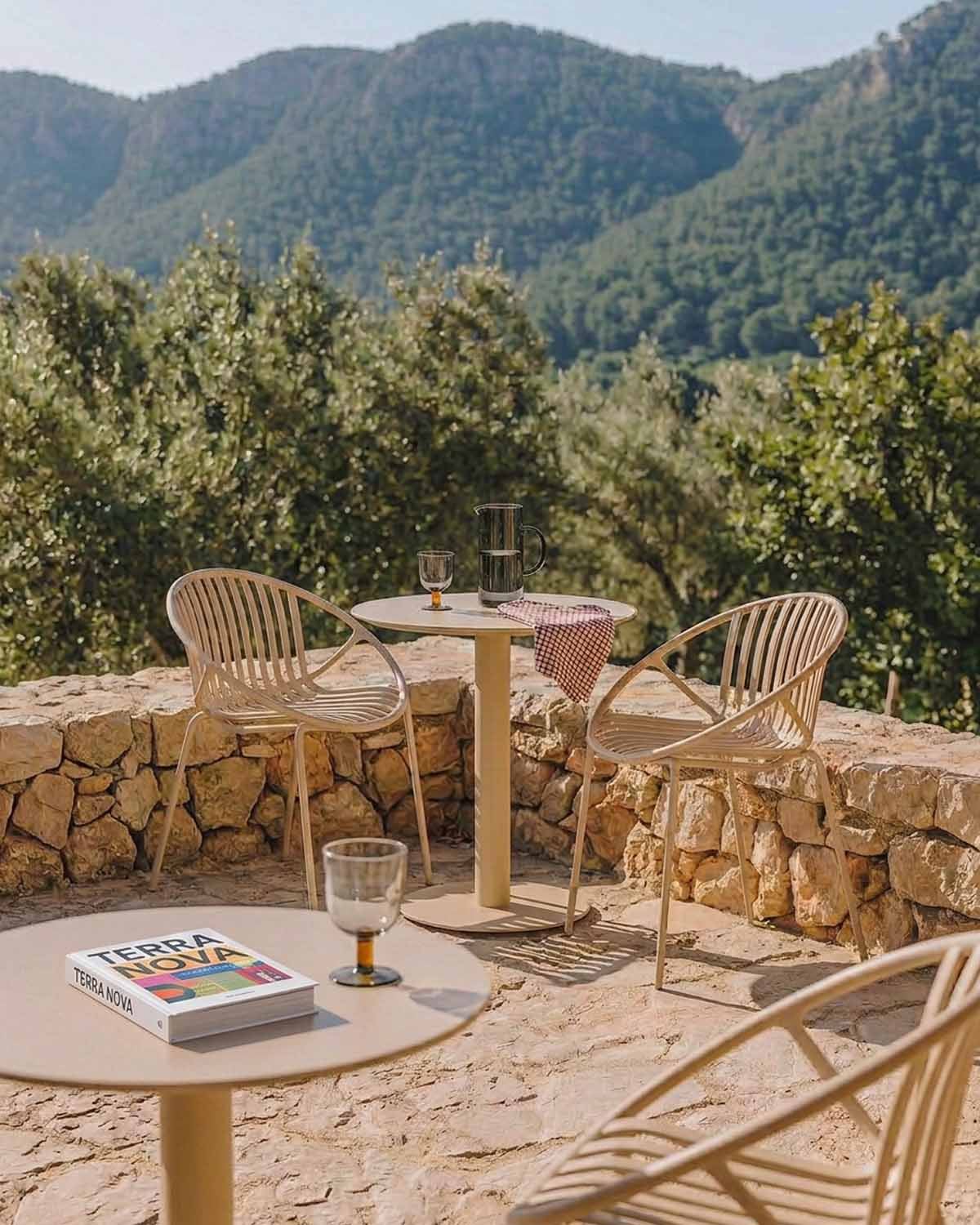 Set Tavolo Rotondo in Metallo Banon (Ø70 cm) e 2 Sedie da Esterno Anier in Polipropilene, immagine della galleria 2