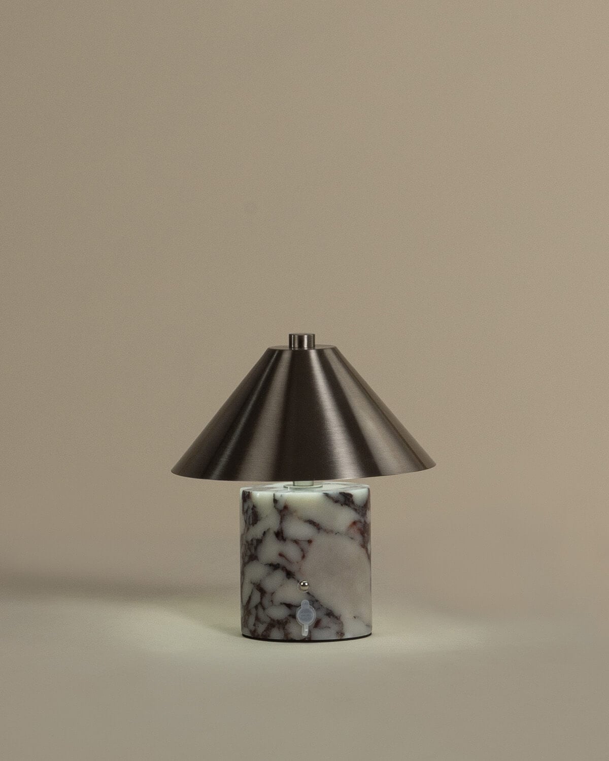 Lampada da Tavolo LED senza Fili per Esterni in Marmo e Metallo Obely, immagine della galleria 5