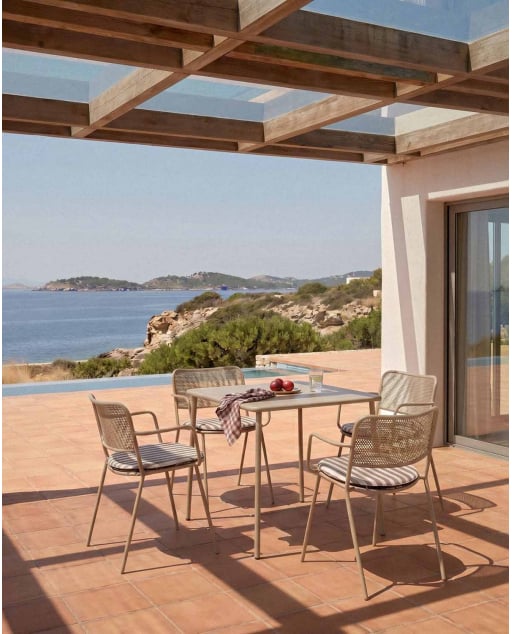 Set Tavolo Quadrato (78x78 cm) Mijail e 4 Poltrone in Metallo Dorothea per Uso Esterno