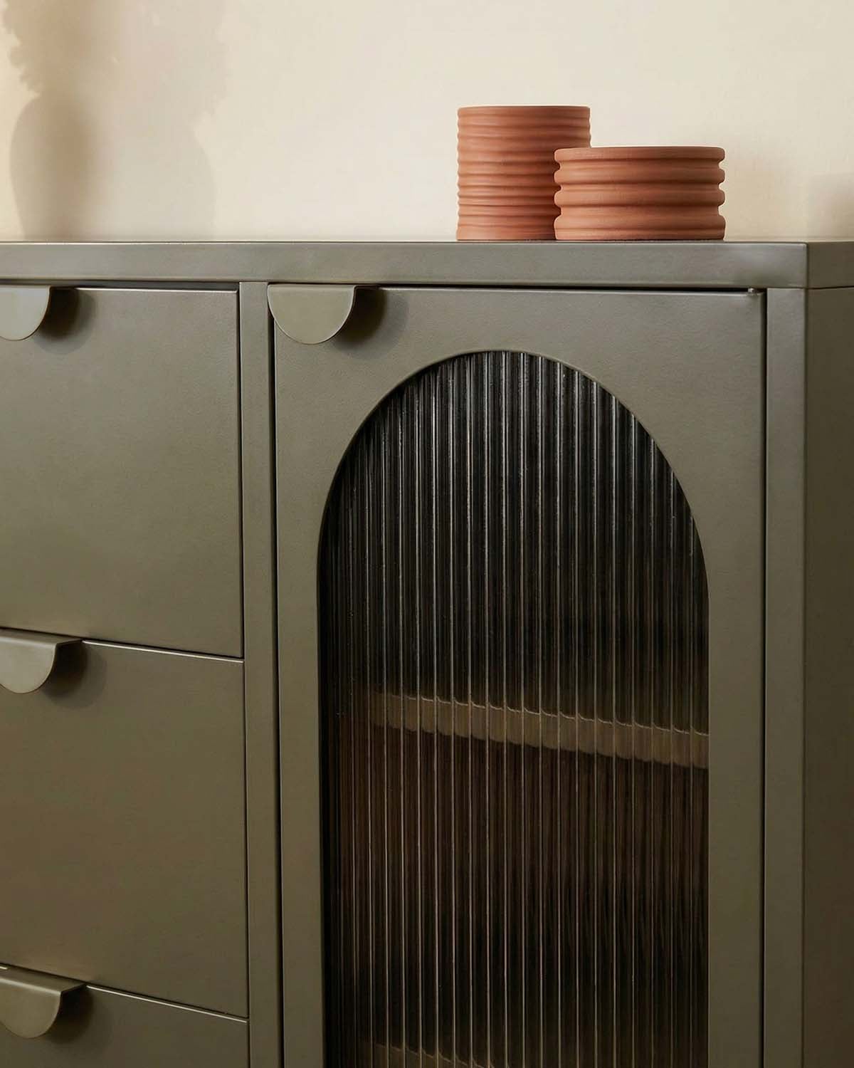 Credenza Bassa con 2 Ante e 3 Cassetti Acciaio Laminato e Vetro Andrius, immagine della galleria 3