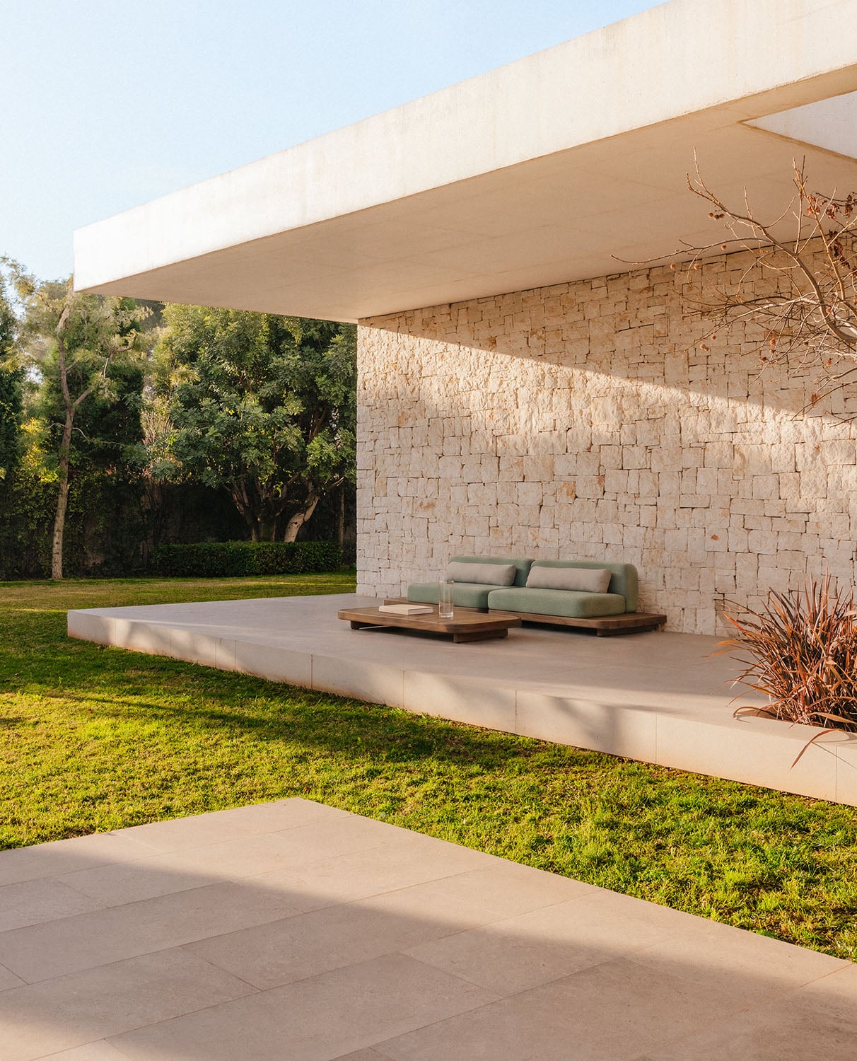 Set da giardino con 2 moduli divano e tavolino in legno di acacia e tessuto Redik, immagine della galleria 2