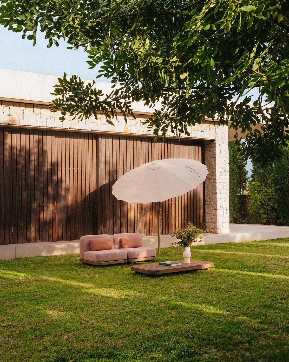 Set da Giardino con 2 Moduli Centrali e Tavolino in Legno di Acacia e Tessuto Redik, immagine della galleria 2