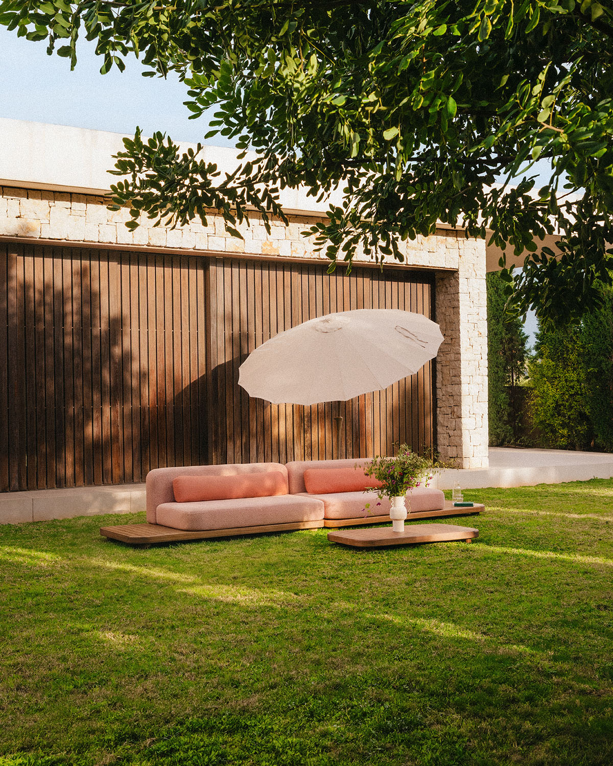 Set da Giardino con 2 Divano a 2 Moduli e Tavolino in Legno di Acacia e Tessuto Redik, immagine della galleria 2
