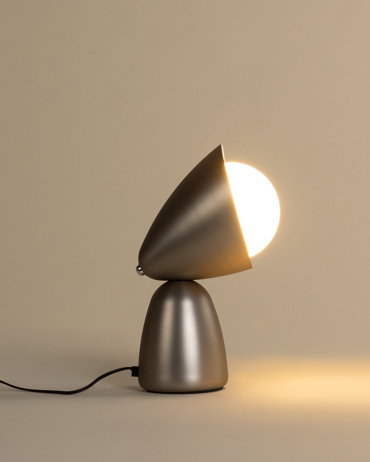 Lampada da tavolo in metallo e vetro Lucita, immagine della galleria 4