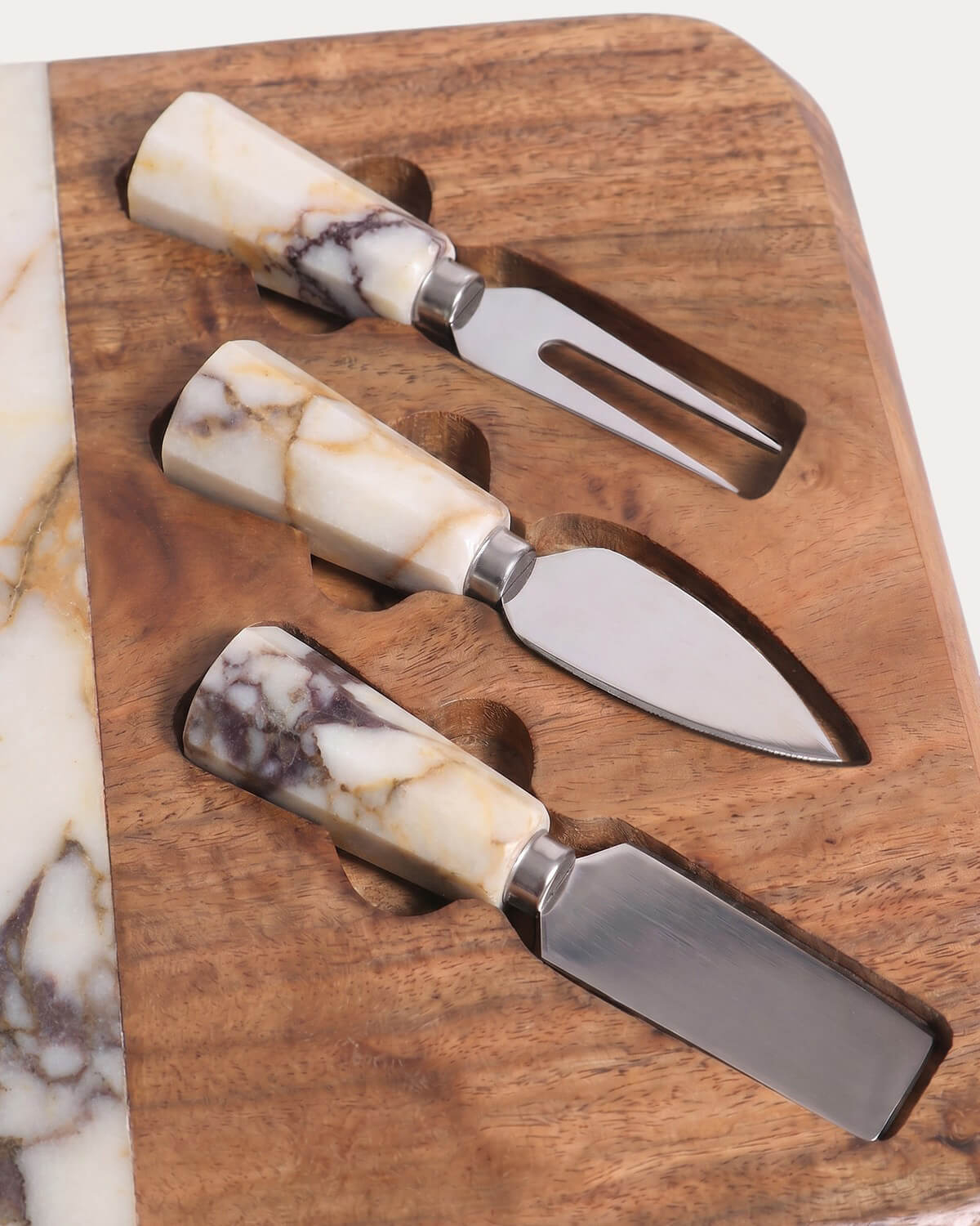 Set tagliere per formaggi in marmo e legno di acacia con 3 coltelli Serbal, immagine della galleria 5