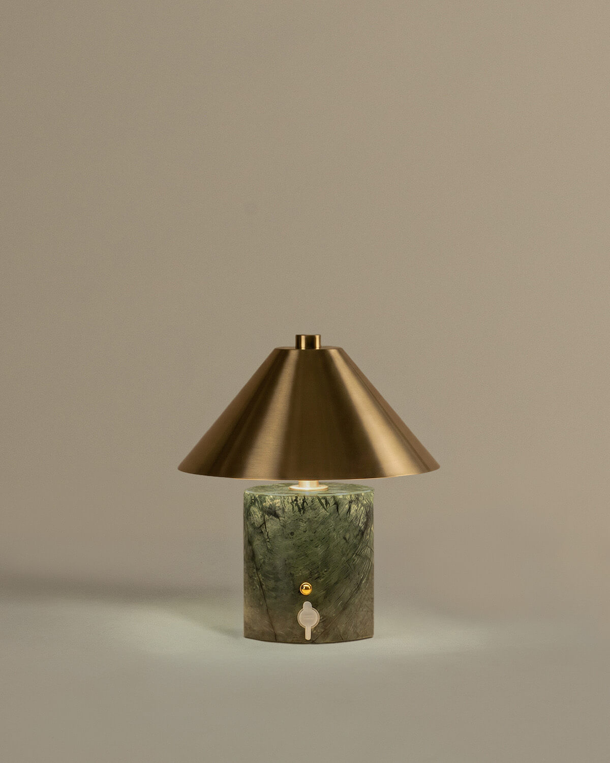 Lampada da Tavolo LED senza Fili per Esterni in Marmo e Metallo Obely, immagine della galleria 3