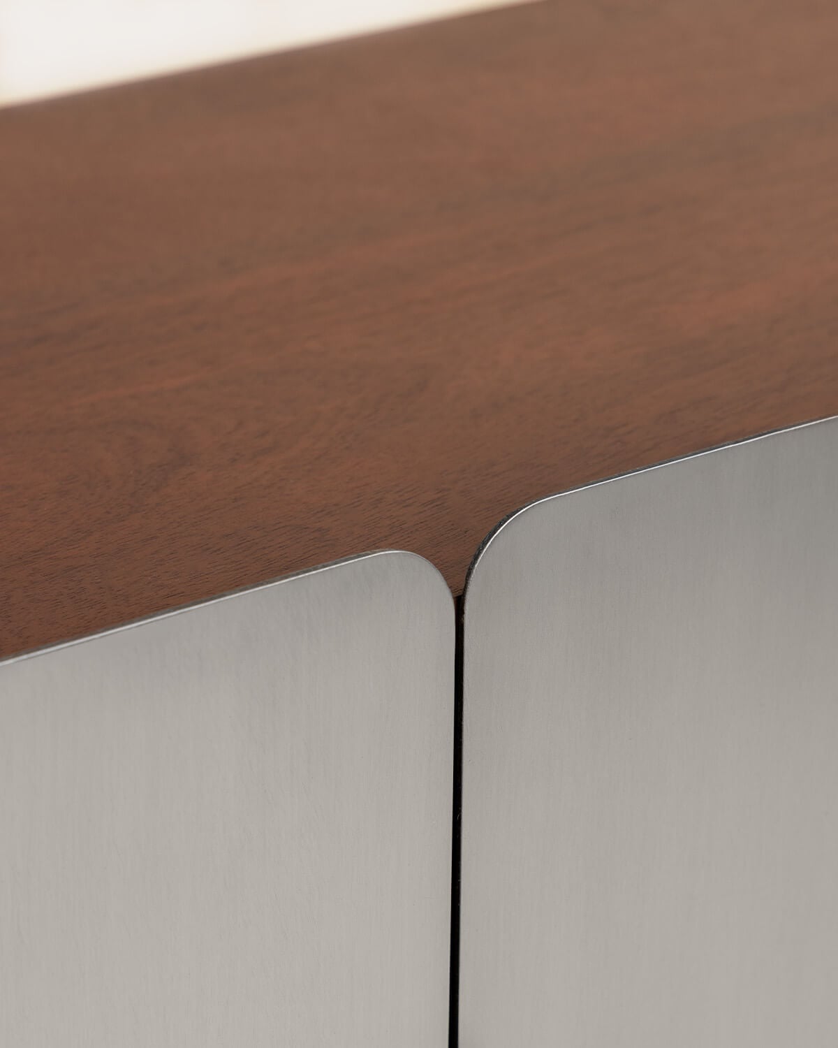Credenza alta con 2 ante in legno di mango e metallo Arties , immagine della galleria 4