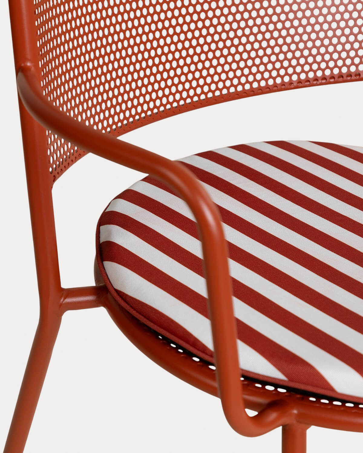 Set da Esterno composto da Tavolo Rotondo (Ø110 cm) e 4 Sedie con Braccioli in Metallo Dorothea, immagine della galleria 6