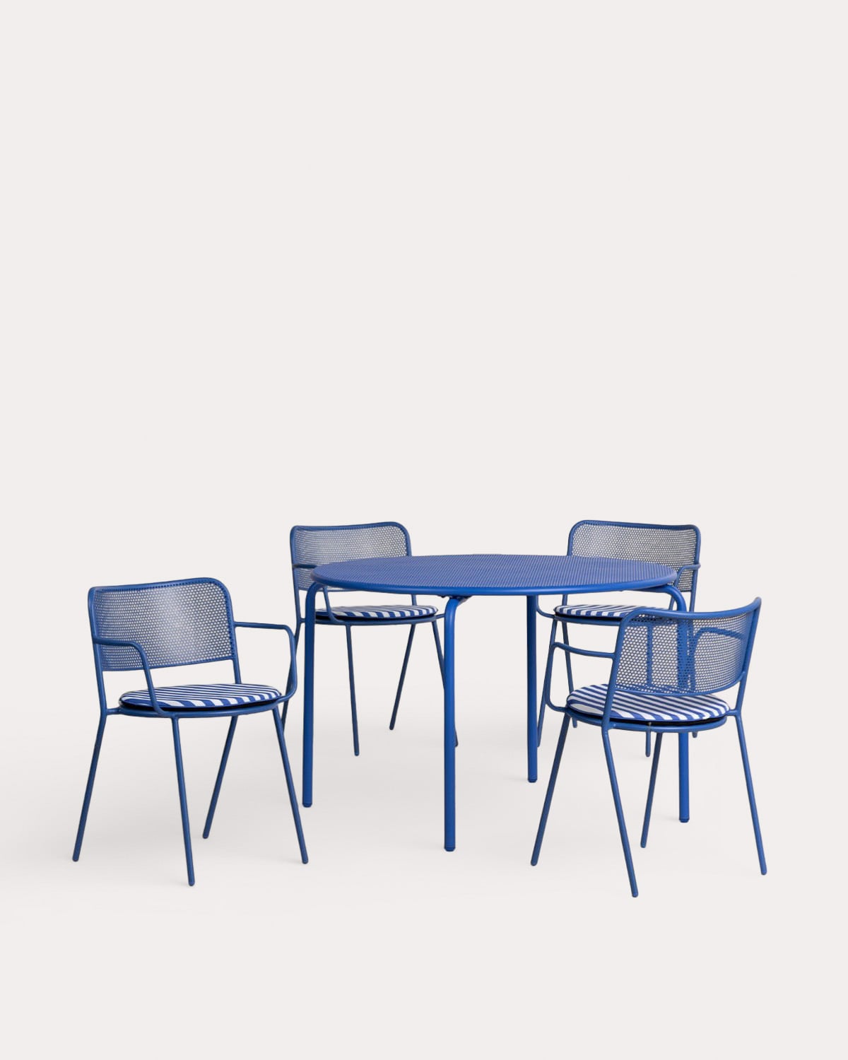 Set da Esterno composto da Tavolo Rotondo (Ø110 cm) e 4 Sedie con Braccioli in Metallo Dorothea, immagine della galleria 1
