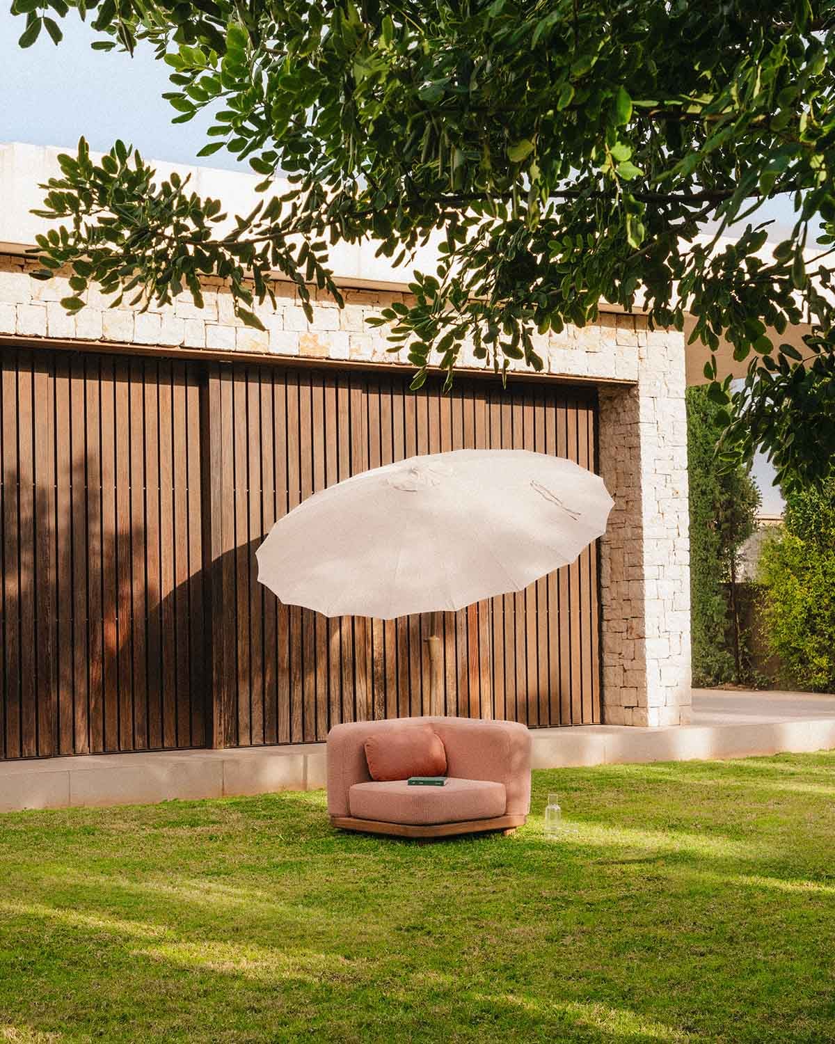 Modulo Angolare da Giardino in Legno di Acacia e Tessuto per Divano Modulare Redik, immagine della galleria 2