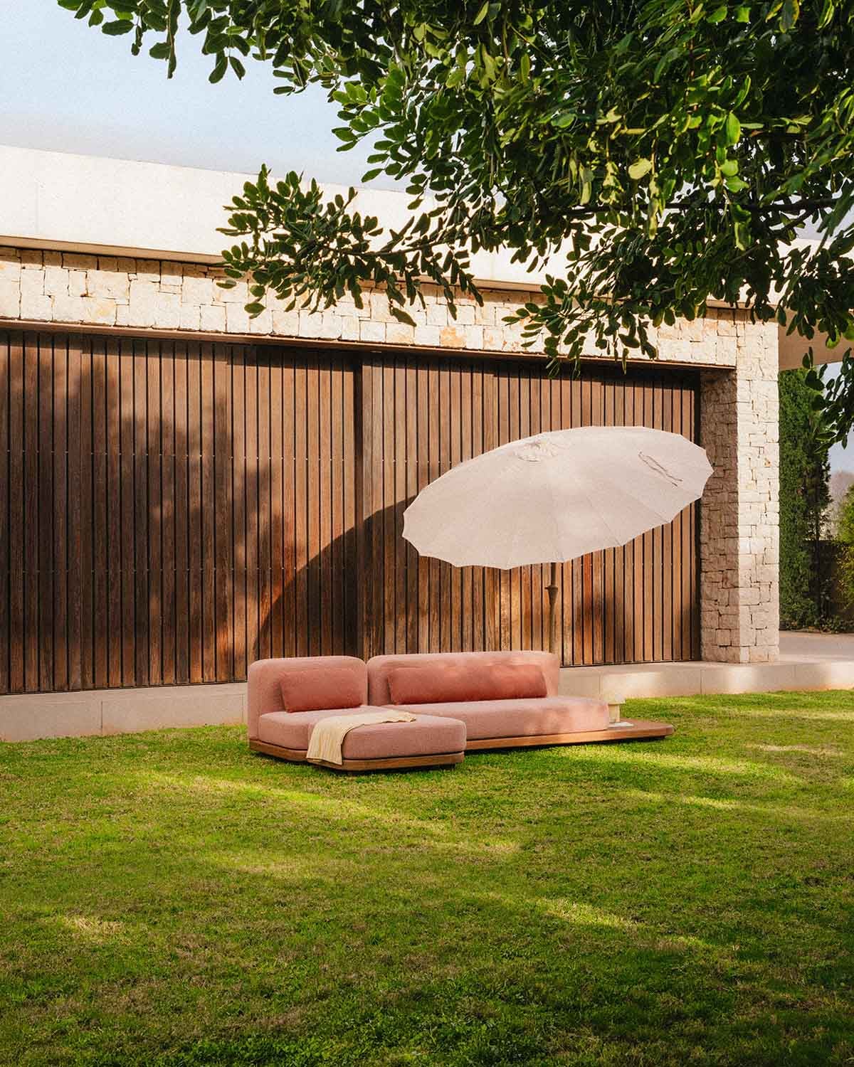 Divano modulare da giardino a 2 pezzi con modulo divano modulo centrale e modulo pouf in legno di acacia e tessuto Redik, immagine della galleria 2