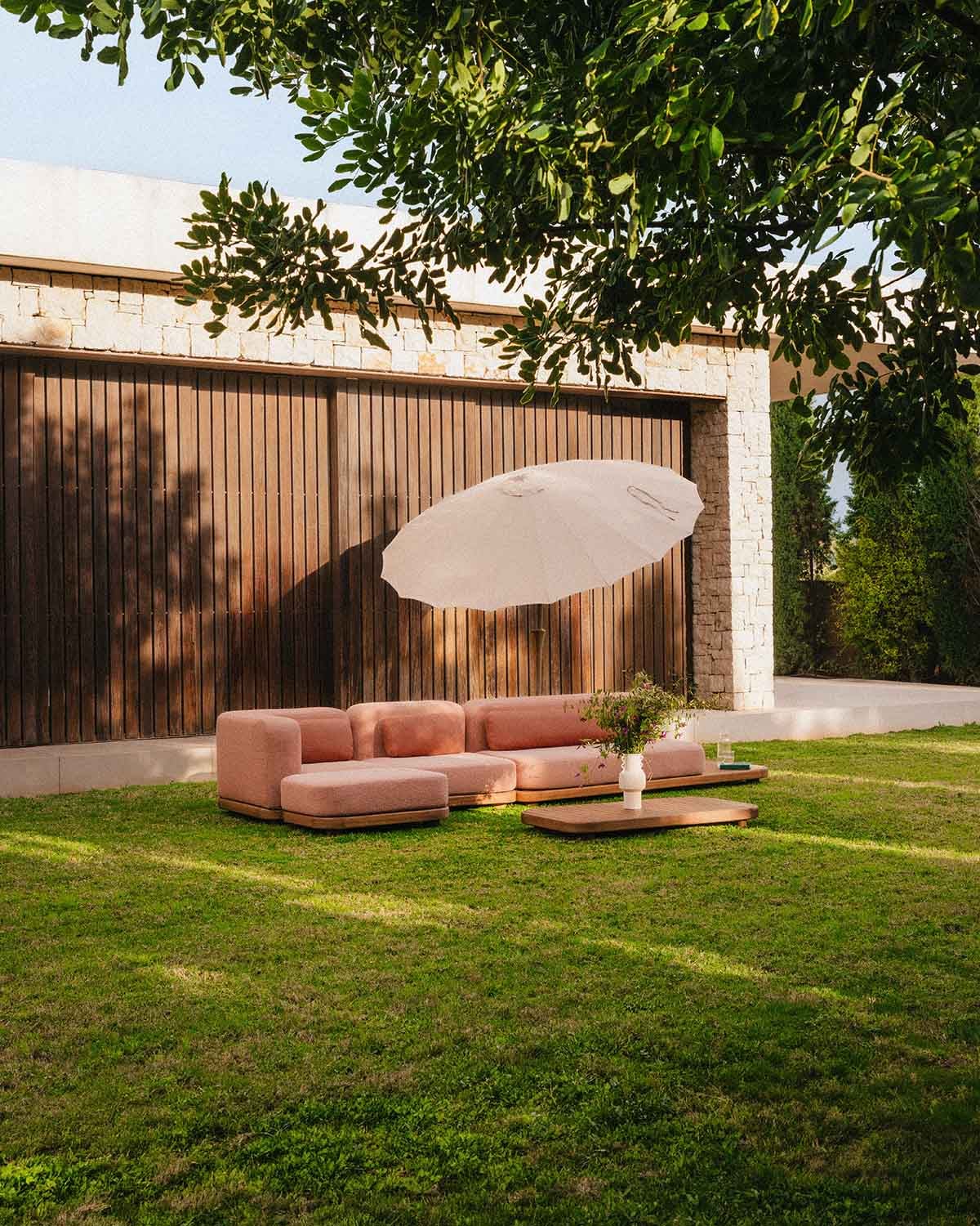 Set da Giardino con Modulo Divano, Divano Centrale, Divano Angolare, Pouf e Tavolino in Legno di Acacia e Tessuto Redik, immagine della galleria 2