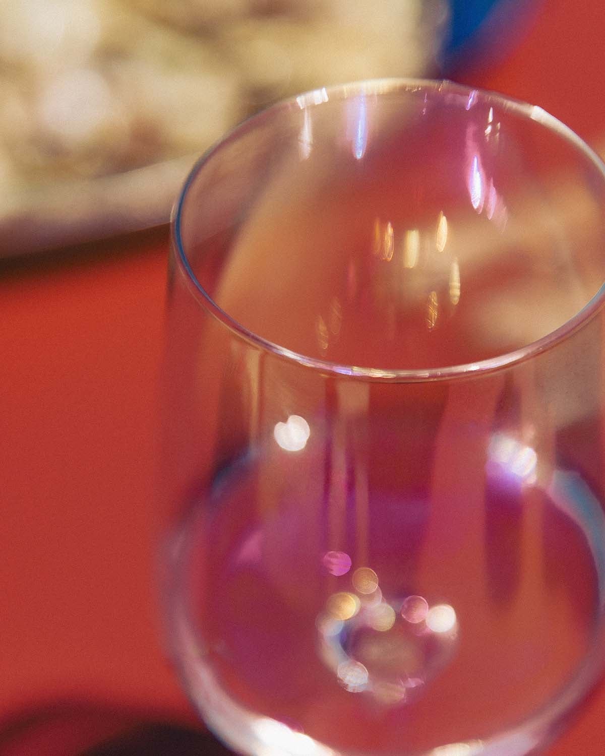 Confezione da 4 calici da vino rosso in vetro iridescente Odin, immagine della galleria 3