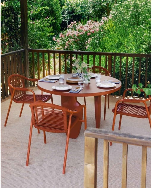 Set con tavolo rotondo Ø120 cm Ylena in cemento e 4 sedie da esterno con braccioli in metallo e corda Murna