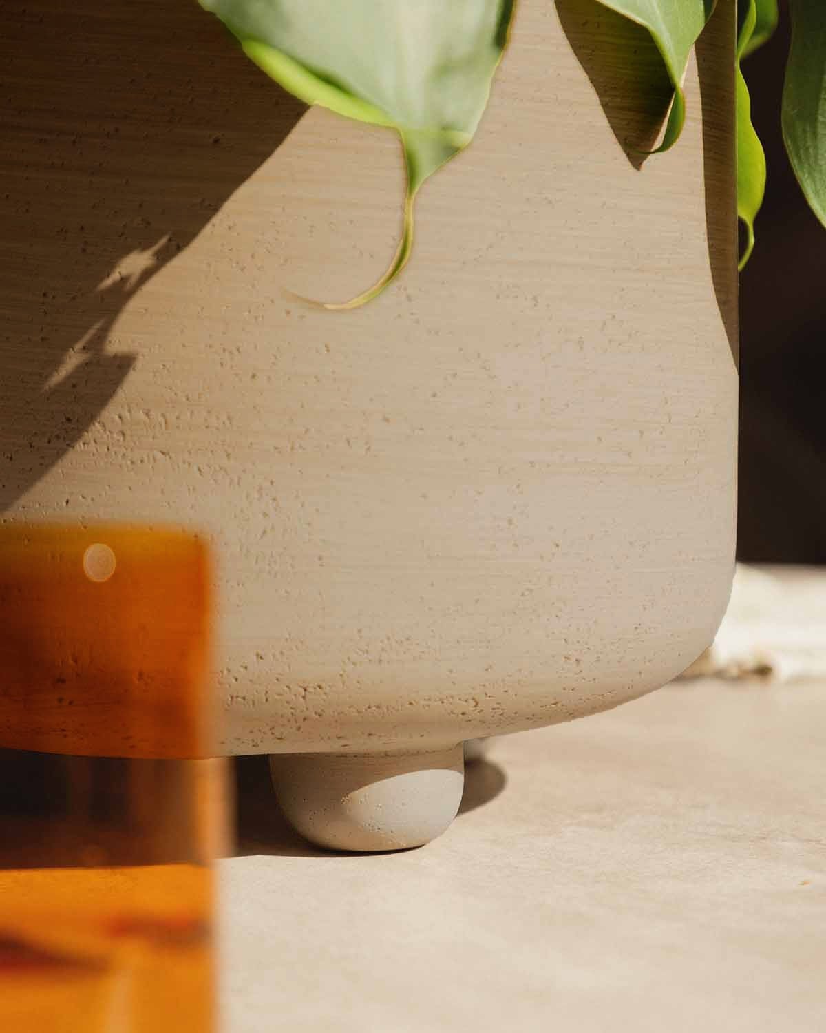 Vaso per piante rotondo in cemento Petunia, immagine della galleria 3