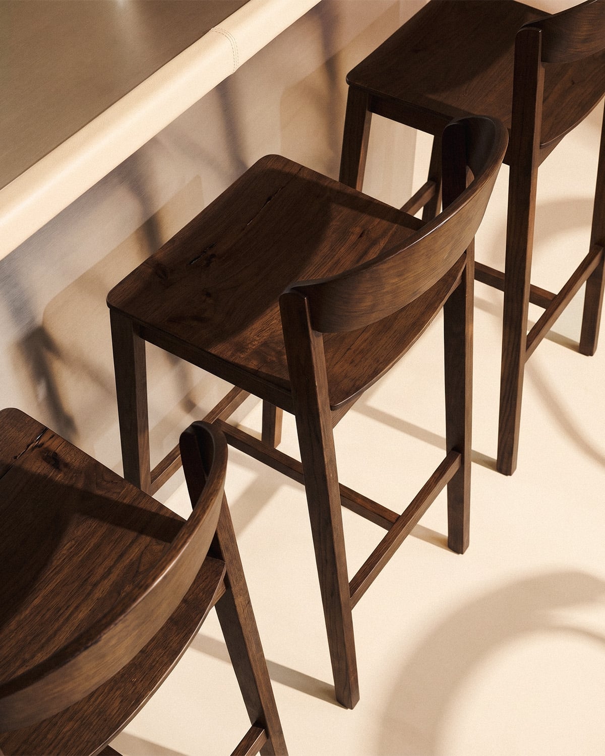 Sgabello alto 65 cm in legno di rovere Laly, immagine della galleria 3