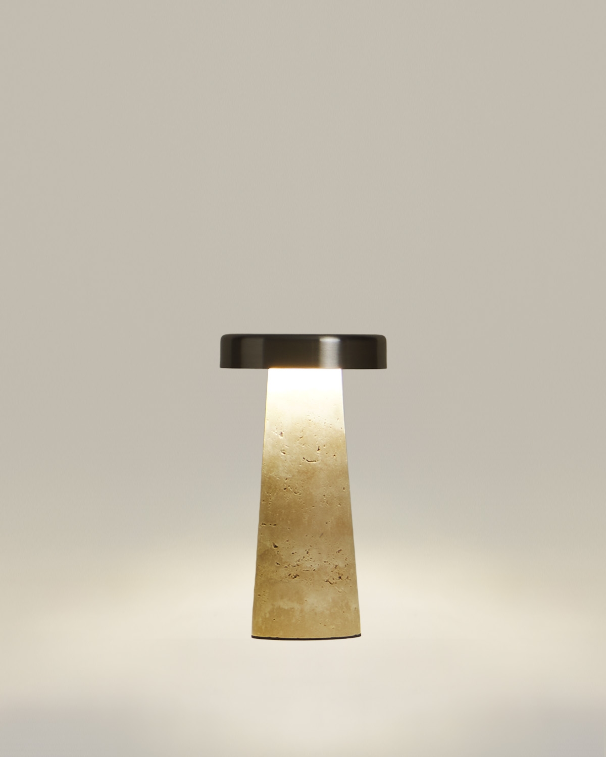 Lampada da tavolo LED senza fili per esterni in marmo e metallo Mysha, immagine della galleria 5