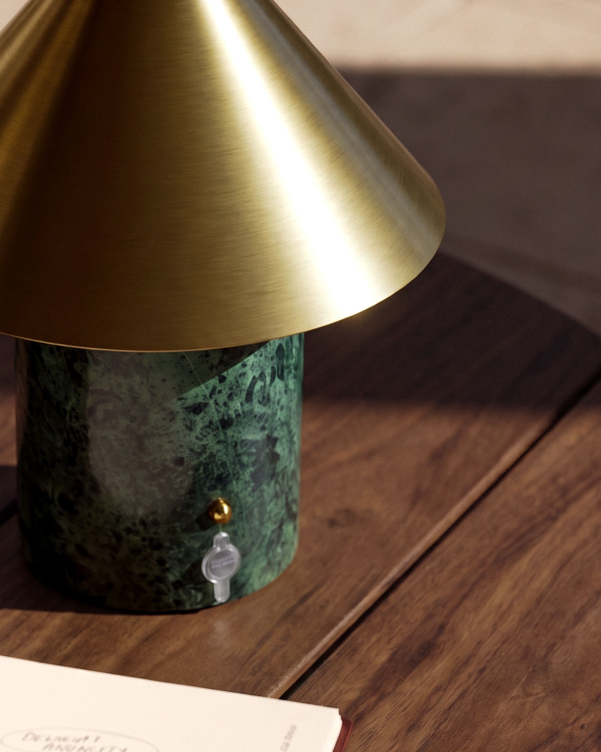 Lampada da tavolo LED senza fili per esterni in marmo e metallo Obely, immagine della galleria 3