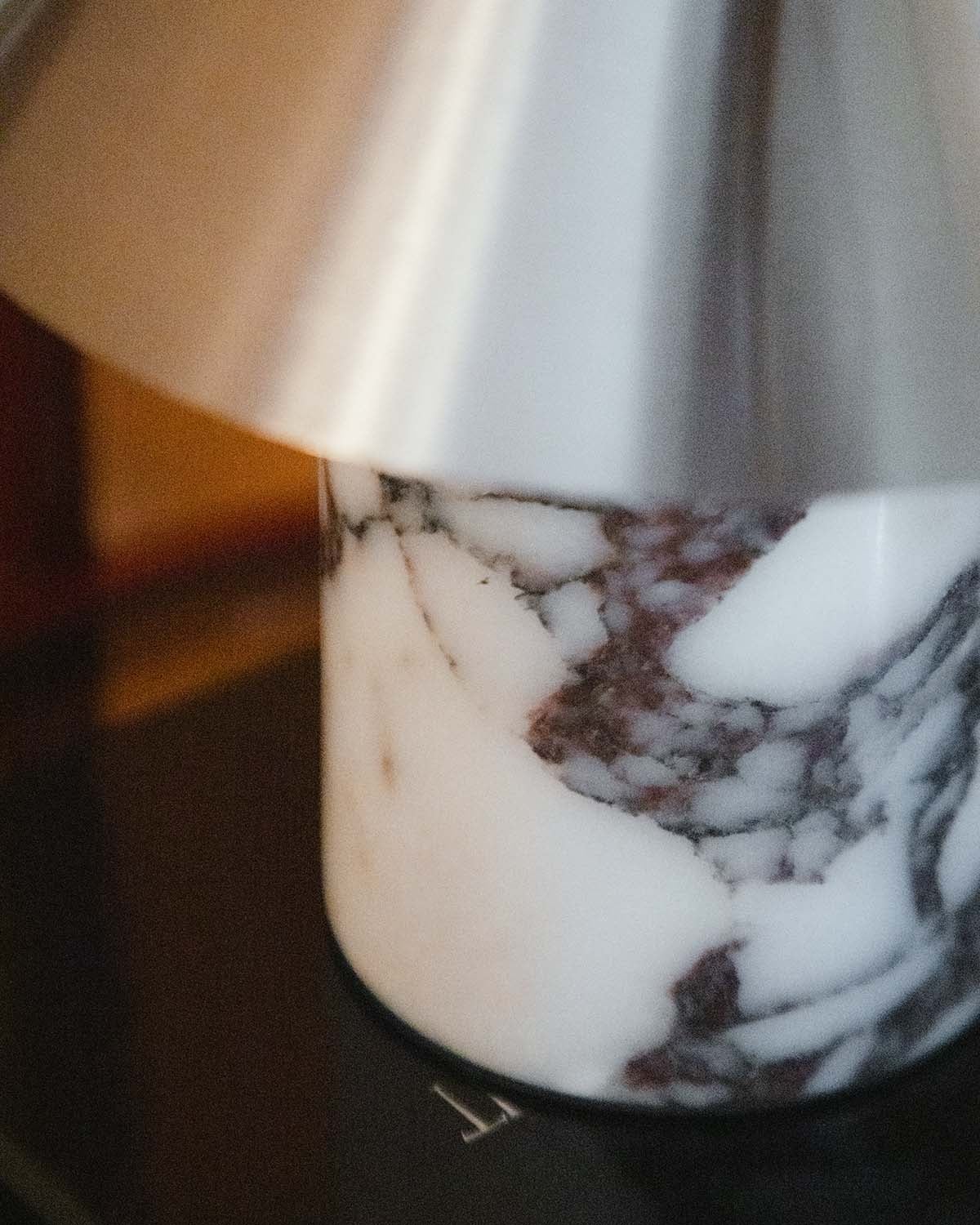 Lampada da tavolo LED senza fili in marmo e metallo Obely, immagine della galleria 3