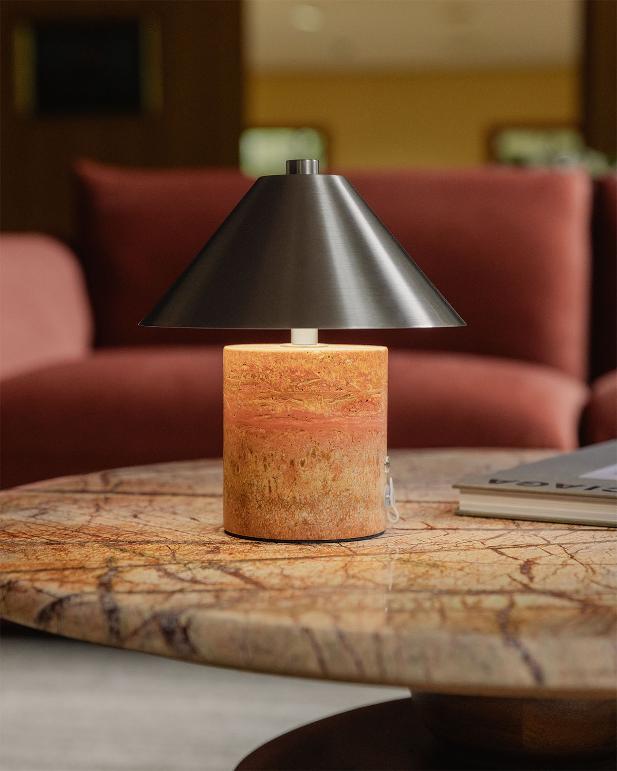 Lampada da tavolo LED senza fili in marmo e metallo Obely, immagine della galleria 2