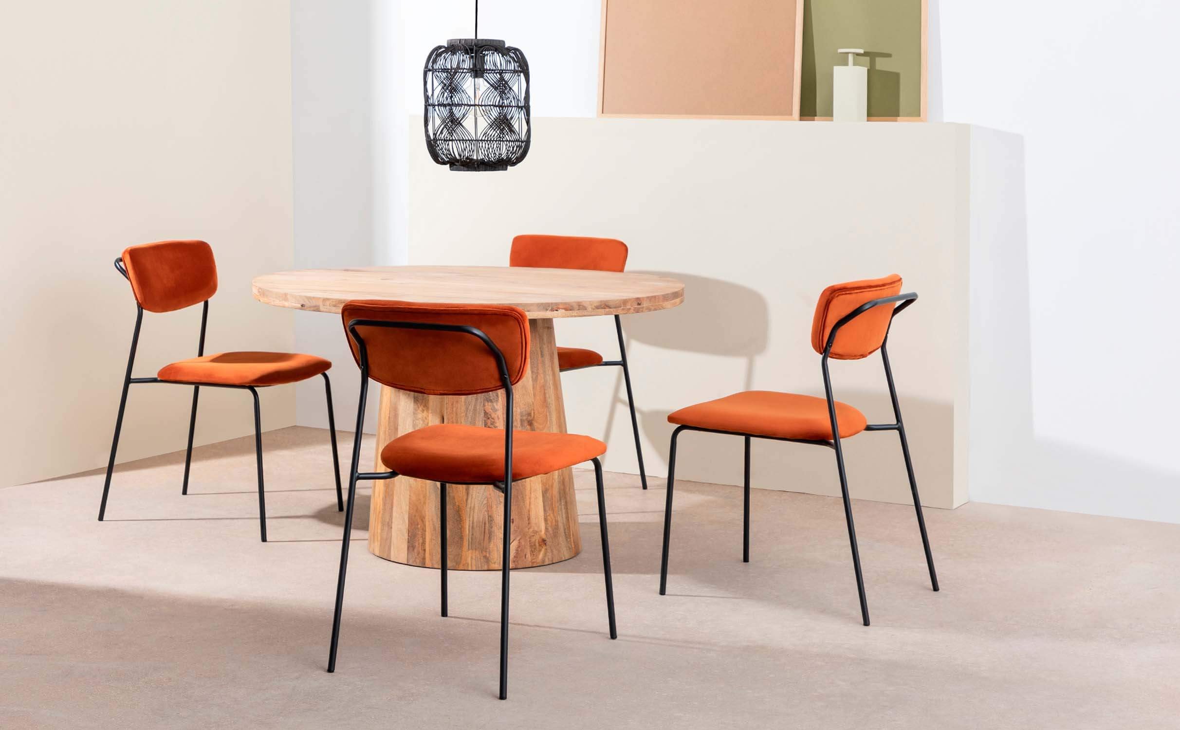 Conjunto de Mesa Redonda em Madeira Doran e 4 Cadeiras em Veludo Morgan, imagem de galeria 1