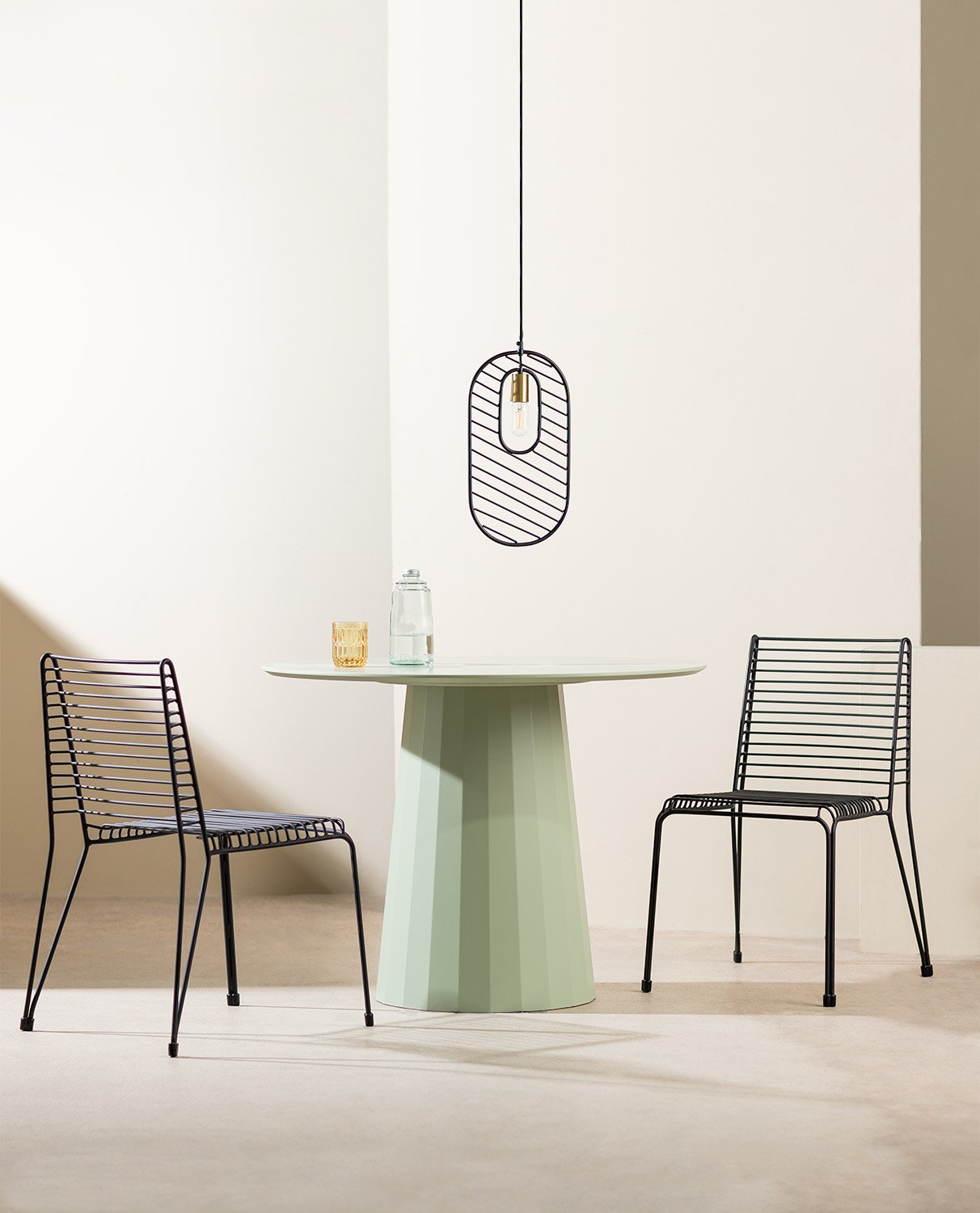 Conjunto de Mesa de Jantar em Madeira Irem e 2 Cadeiras em Metal Clari, imagem de galeria 1
