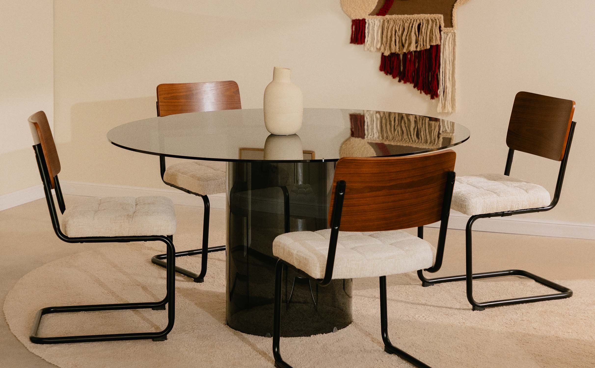 Conjunto de Mesa de Jantar Redonda de Vidro Temperado Kolu e 4 Cadeiras de Madeira e Tecido Cuba, imagem de galeria 1