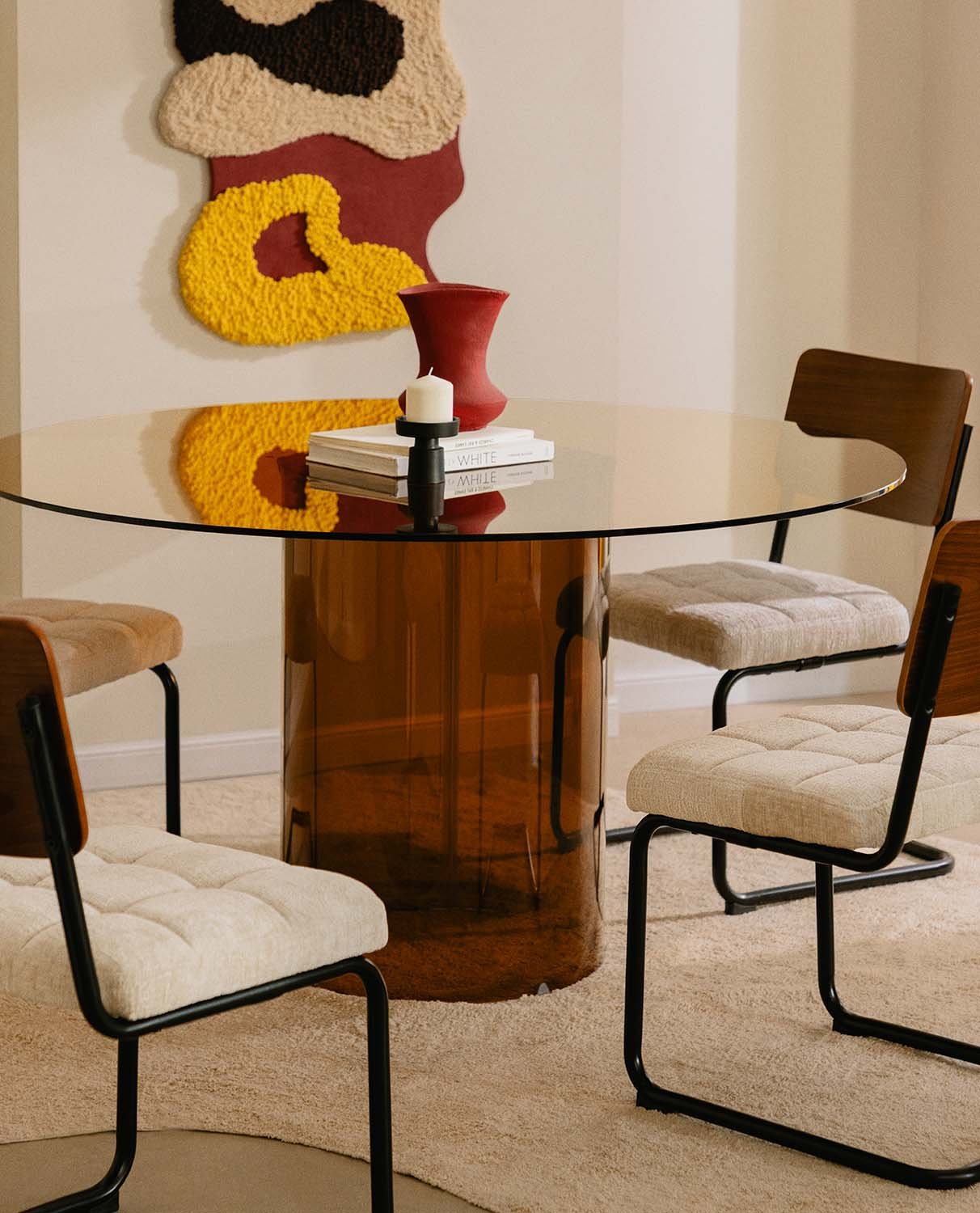 Conjunto de Mesa de Jantar Redonda de Vidro Temperado Kolu e 4 Cadeiras de Madeira e Tecido Cuba, imagem de galeria 2