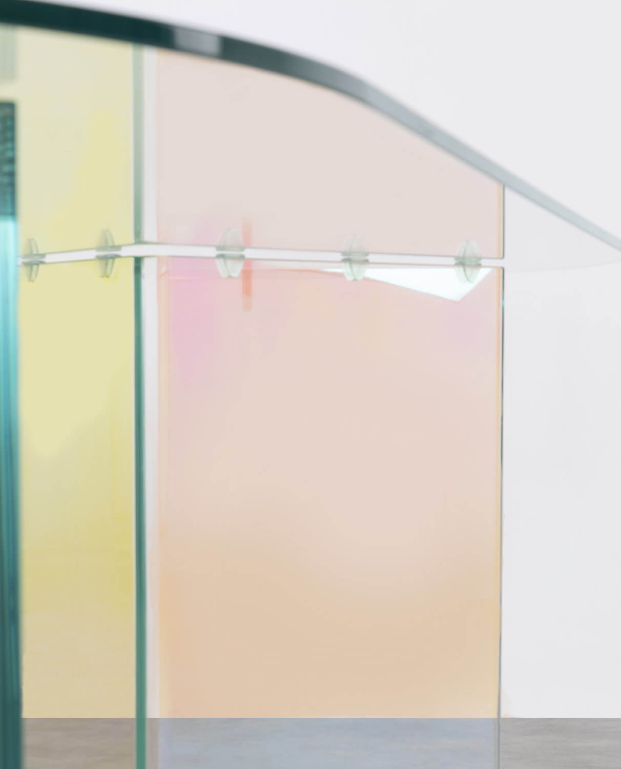 Conjunto de Mesa de Jantar em Vidro Temperado Iridescente (200x90 cm) Iris e 4 cadeiras de policarbonato Zuera, imagem de galeria 4