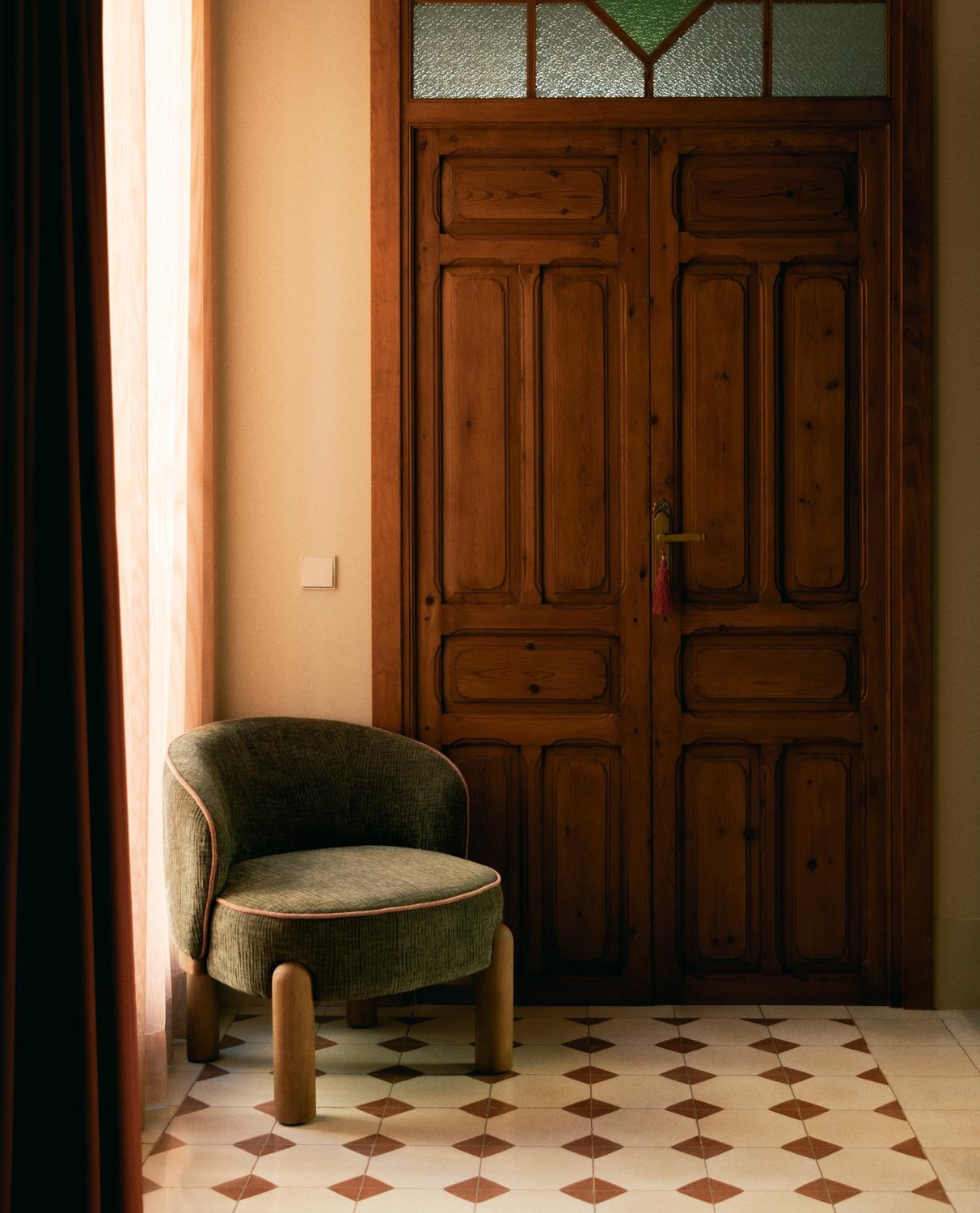 Poltrona em Tecido e Madeira Louis , imagem de galeria 2