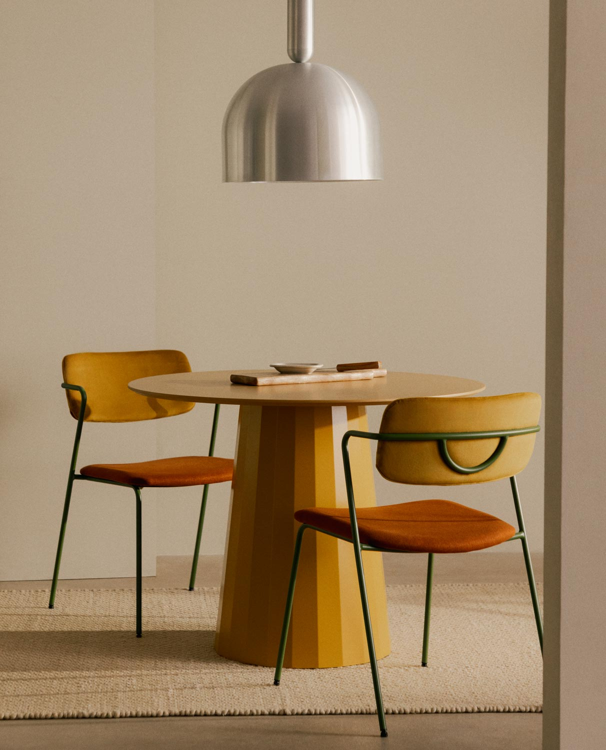 Conjunto de Mesa de Jantar Redonda (Ø100 cm) Irem e 2 Cadeiras em Tecido Irun, imagem de galeria 2
