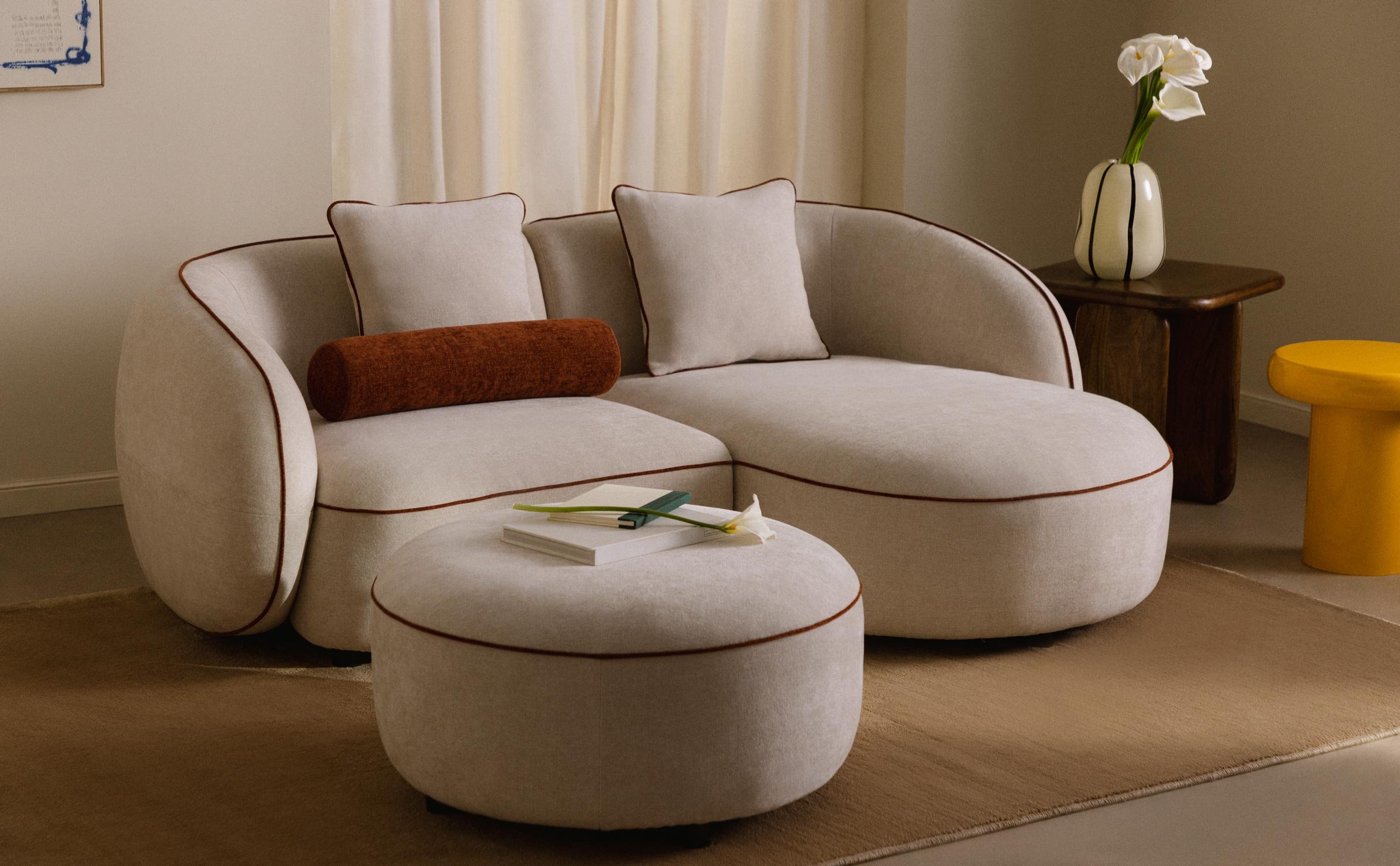 Sofá modular de canto de 2 peças com chaise longue e pufe redondo em tecido Ilham, imagem de galeria 1