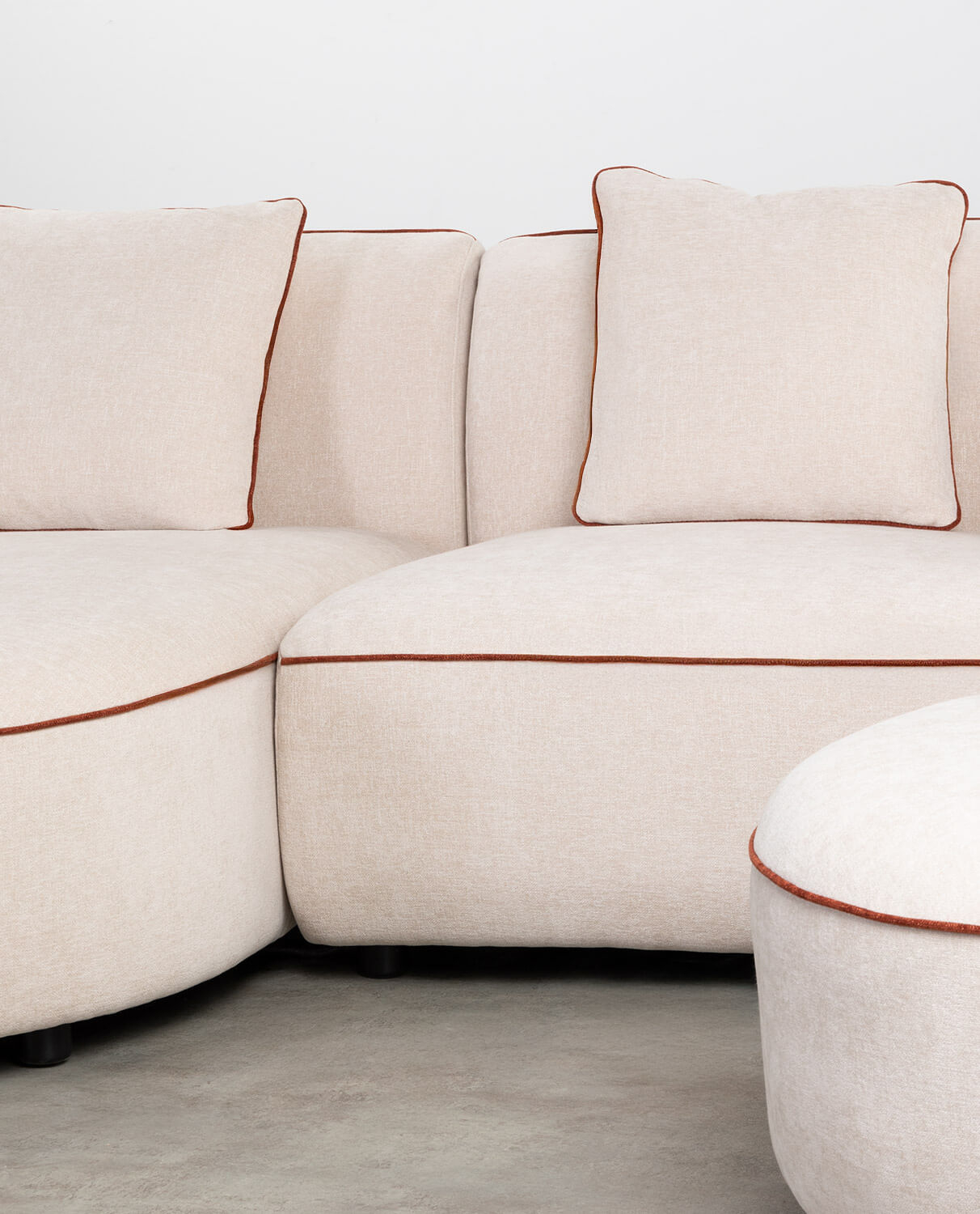 Sofá modular de canto de 2 peças com chaise longue e pufe redondo em tecido Ilham, imagem de galeria 2