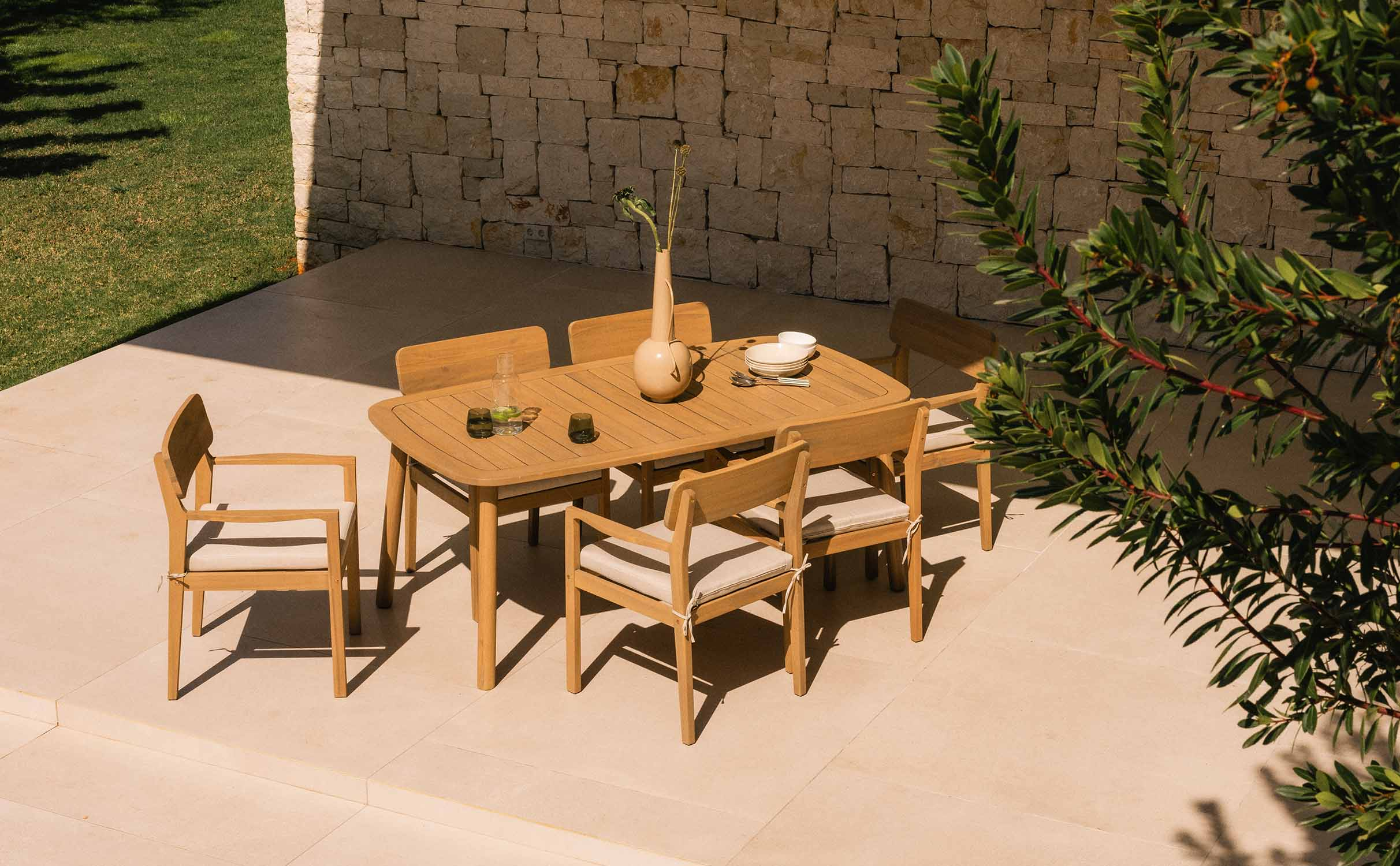 Conjunto de Mesa Retangular (180x100 cm) e 6 Cadeiras de Jardim em Madeira de Acácia com Braços da Marla, imagem de galeria 1