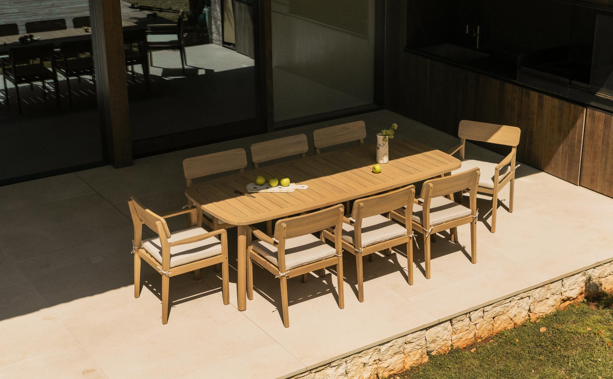 Mesa de Jardim Retangular de Madeira de Acácia (240x100 cm) e 8 Cadeiras com Braços Marla, imagem de galeria 1
