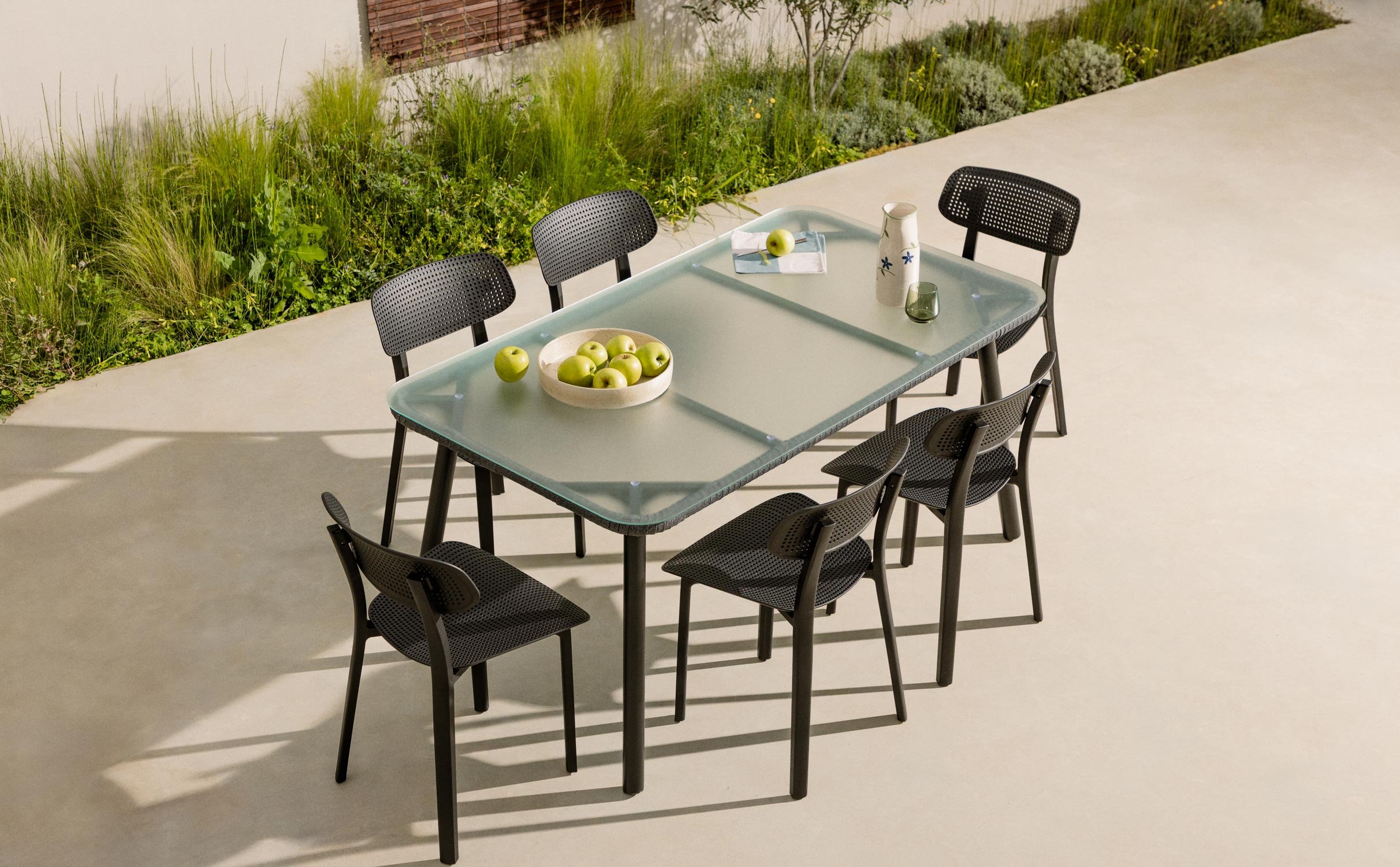 Conjunto de Mesa Retangular de Alumínio e Vidro Drian e 6 Cadeiras de Polipropileno para Área Externa Dasi, imagem de galeria 1