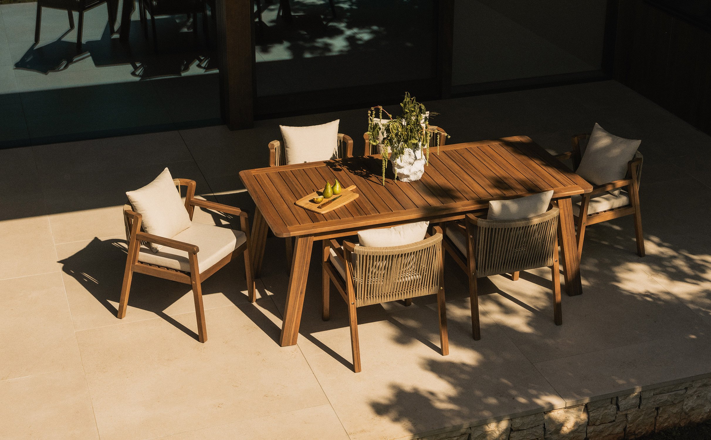 Conjunto de Mesa de Jardim Retangular e 6 Cadeiras com Braços de Madeira de Acácia Cael, imagem de galeria 1